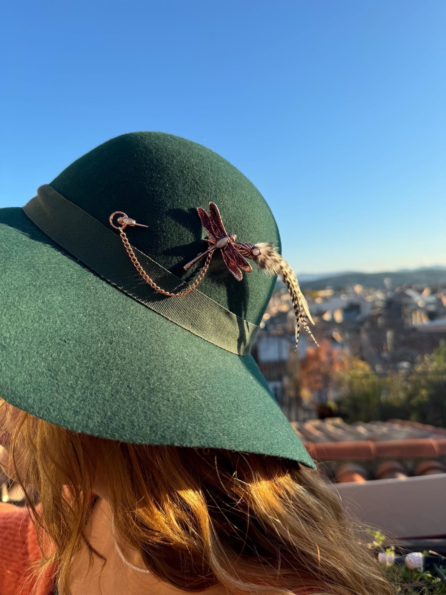 Broche élégante et décalée, pour manteaux et chapeaux, délicate libellule sur sa volée de plumes