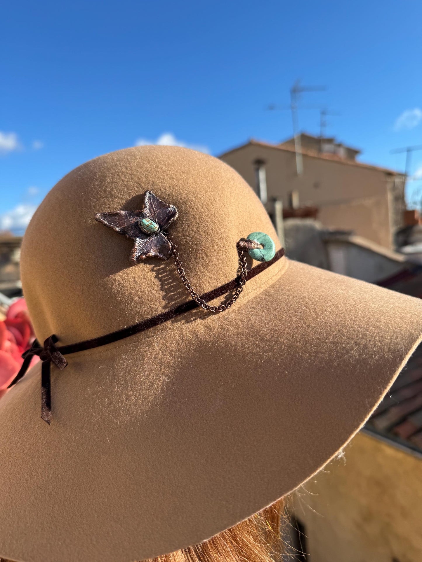 Broche dark et décalée, pour manteaux et chapeaux, petit crâne de loup avec des labradorites, détail chic d’une tenue