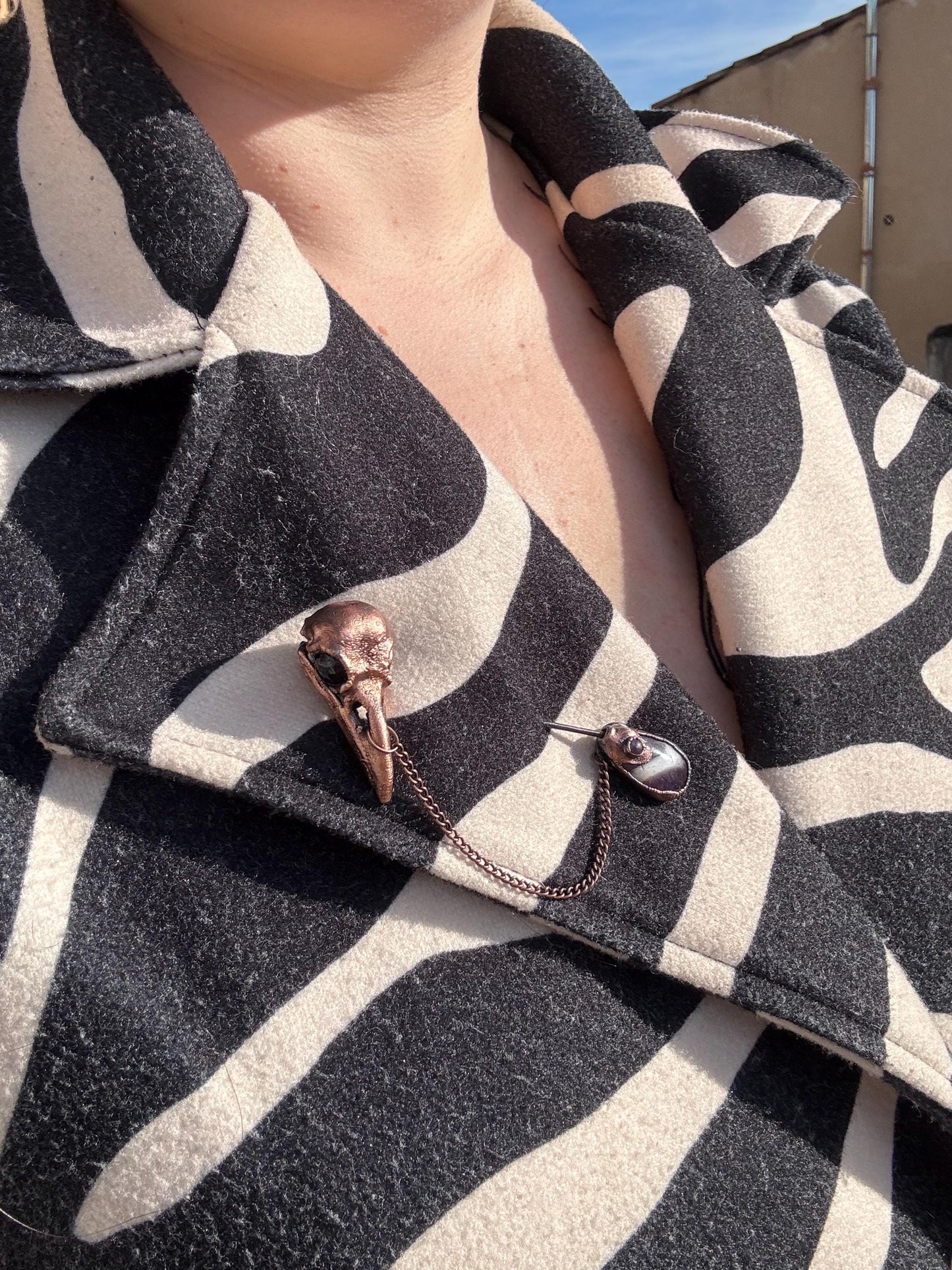 Broche dark et décalée, pour manteaux et chapeaux, petit crâne de loup avec des labradorites, détail chic d’une tenue