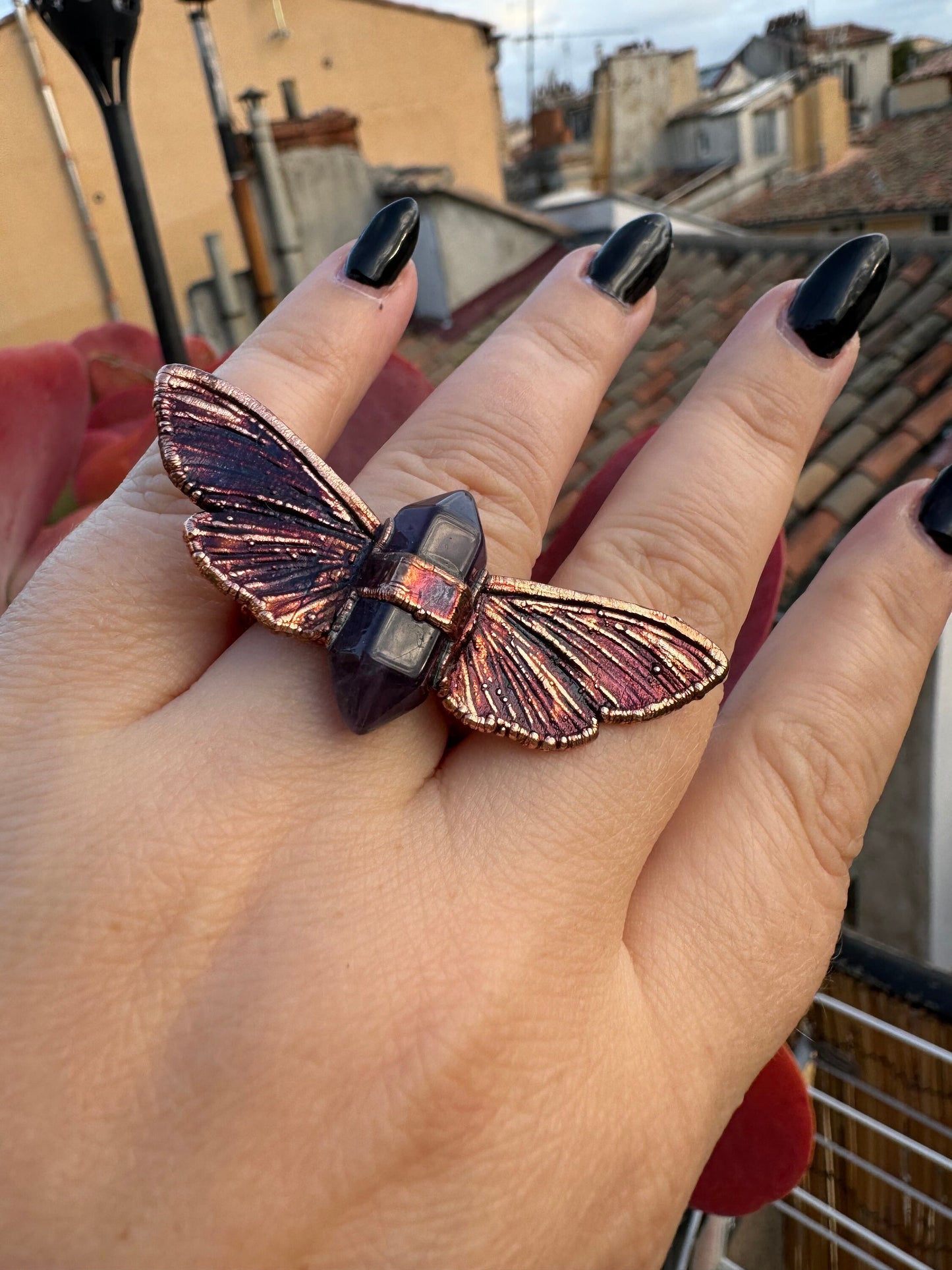 Butterfly ring with an amethyst point size 8.5 US/uk R, copper eformed with colorful patina