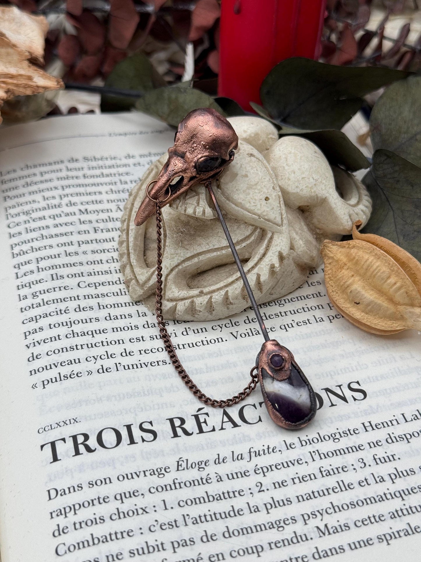 Broche dark et décalée, pour manteaux et chapeaux, petit crâne de loup avec des labradorites, détail chic d’une tenue