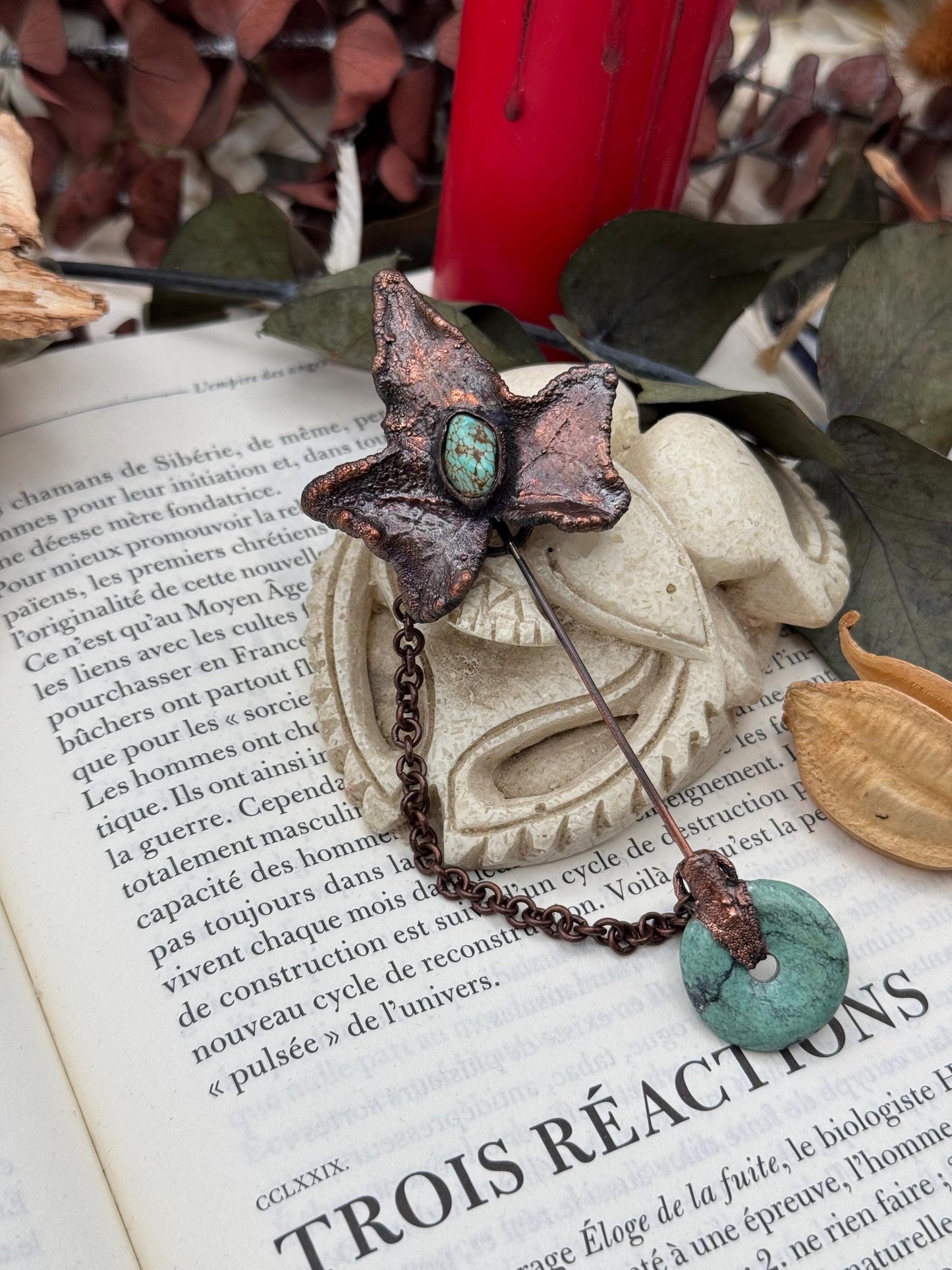 Broche dark et décalée, pour manteaux et chapeaux, petit crâne de loup avec des labradorites, détail chic d’une tenue