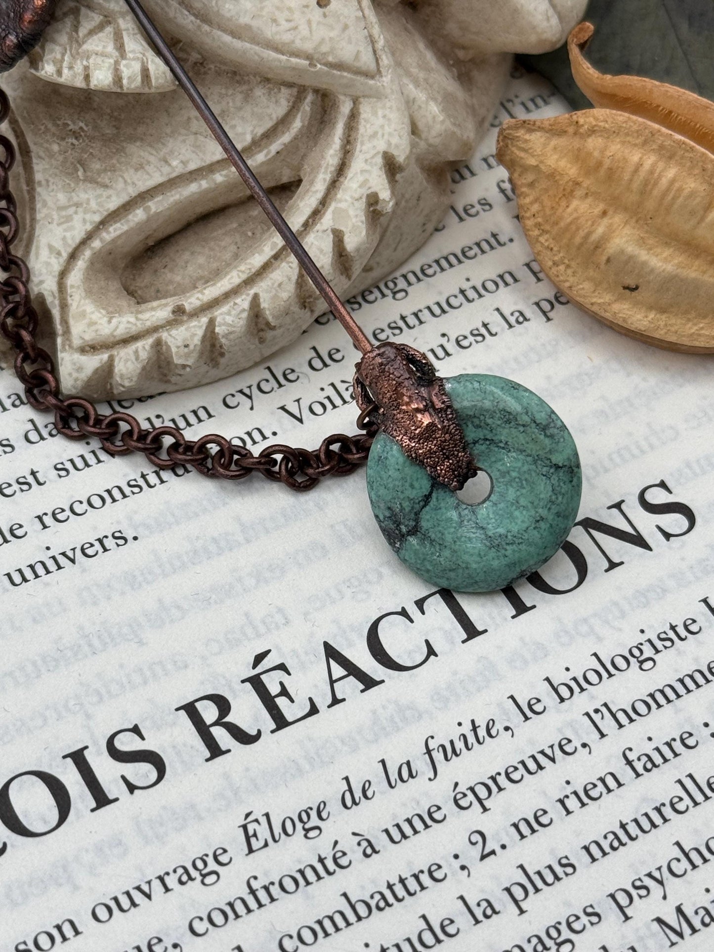 Broche dark et décalée, pour manteaux et chapeaux, petit crâne de loup avec des labradorites, détail chic d’une tenue