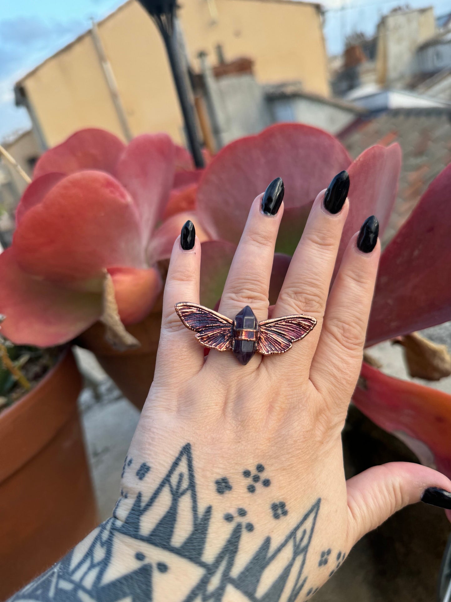 Butterfly ring with an amethyst point size 8.5 US/uk R, copper eformed with colorful patina