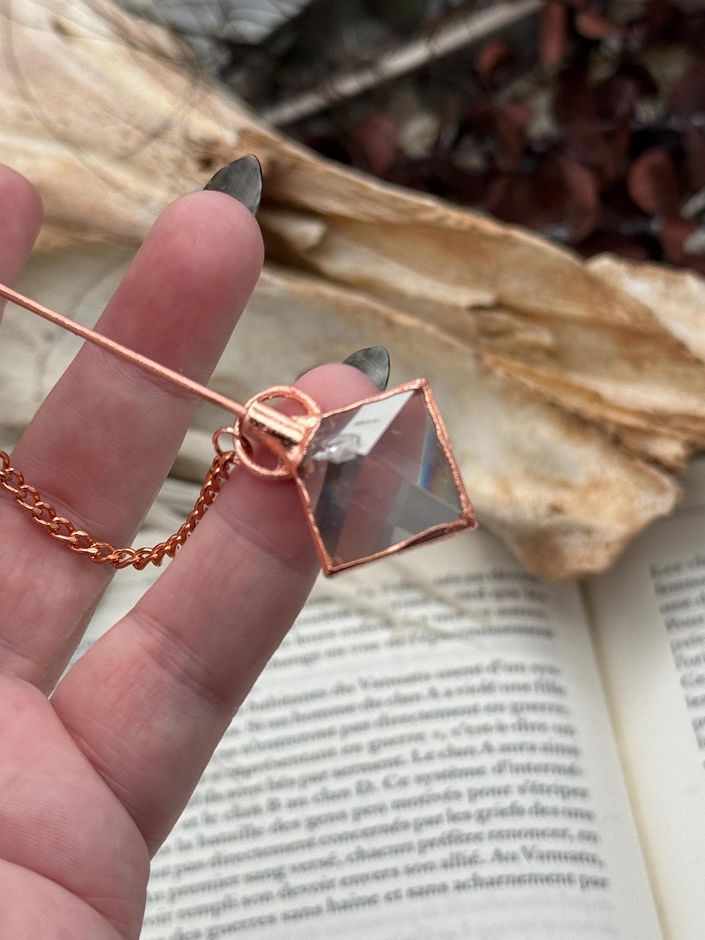 Broche élégante et décalée, pour manteaux et chapeaux, petit crâne de chat démoniaque avec des quartz et moonstones, détail chic d’une tenu