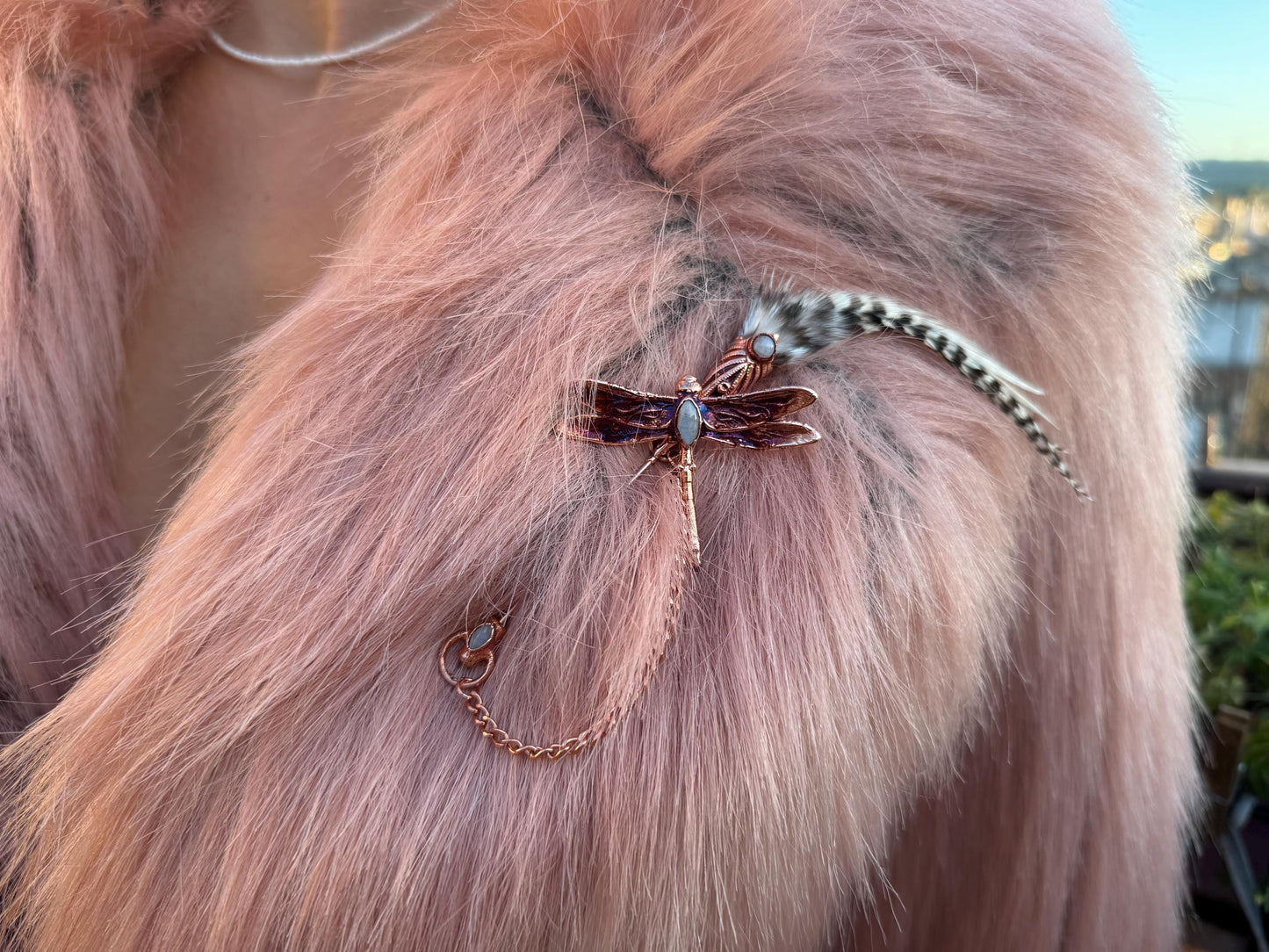 Broche élégante et décalée, pour manteaux et chapeaux, délicate libellule sur sa volée de plumes