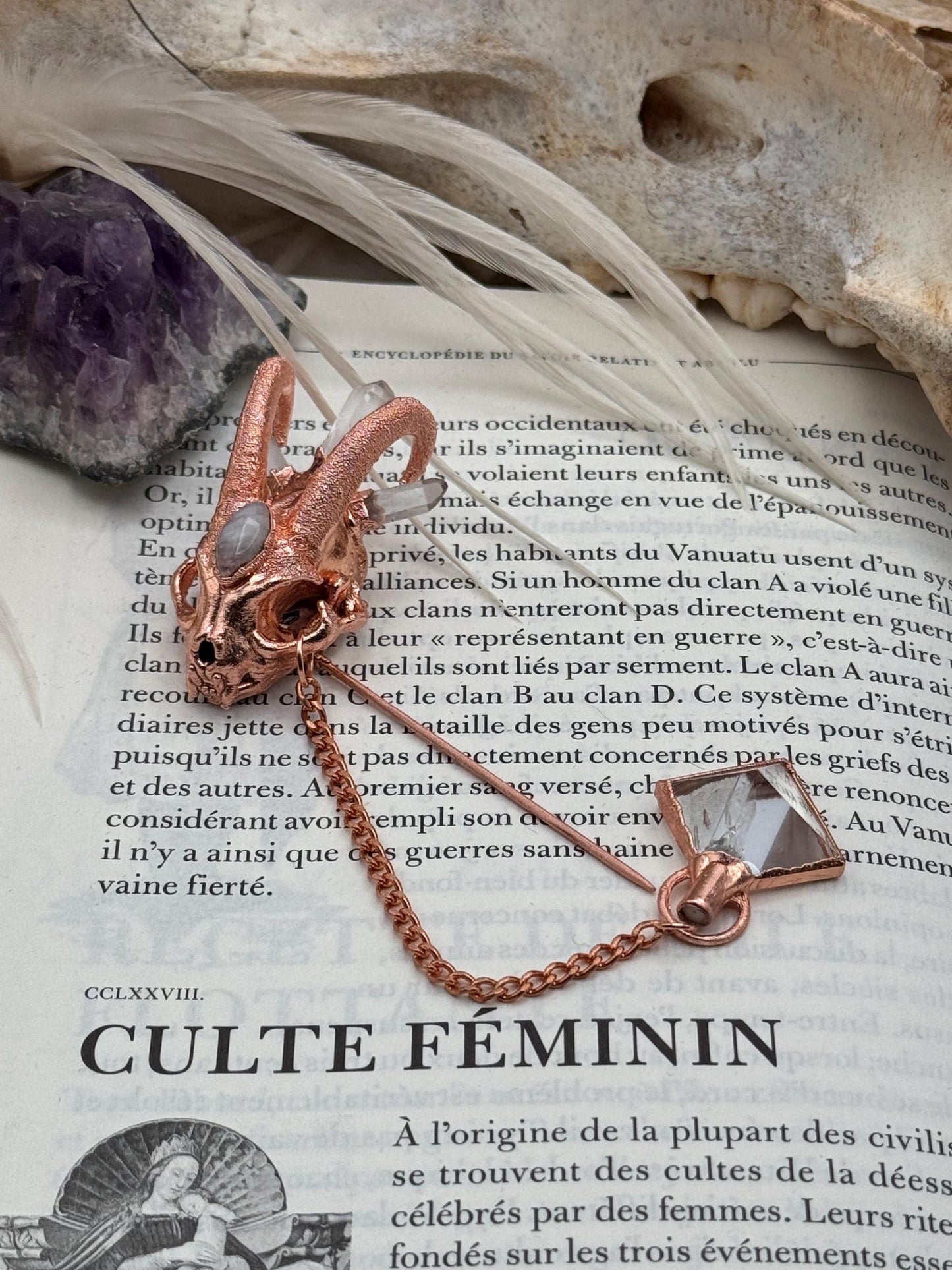 Broche élégante et décalée, pour manteaux et chapeaux, petit crâne de chat démoniaque avec des quartz et moonstones, détail chic d’une tenu