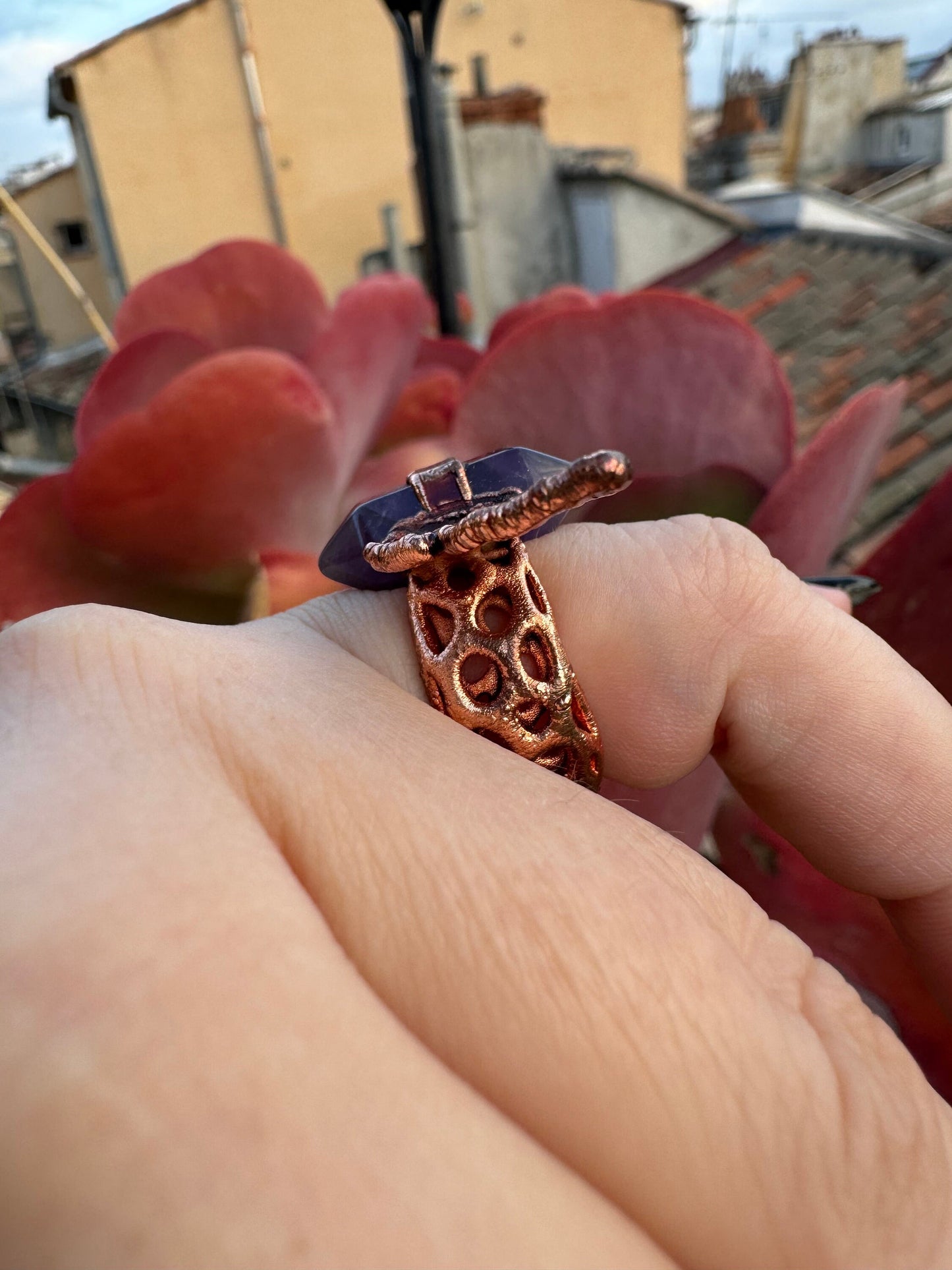 Butterfly ring with an amethyst point size 8.5 US/uk R, copper eformed with colorful patina