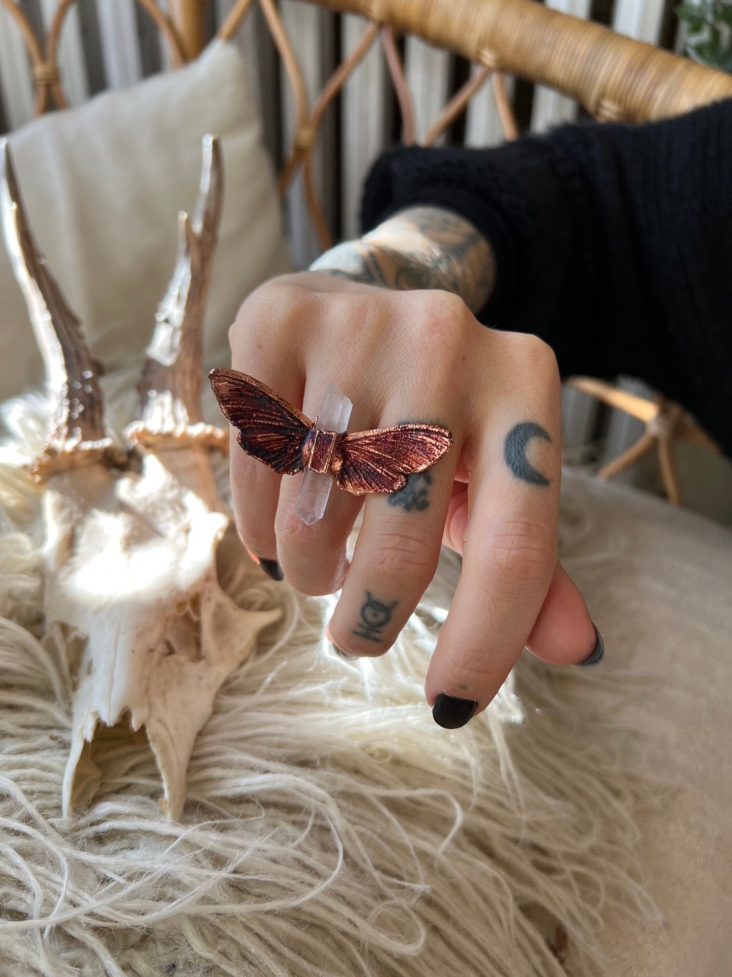 Butterfly ring with a quartz point size 5.25 US/uk K, copper eformed with colorful patina