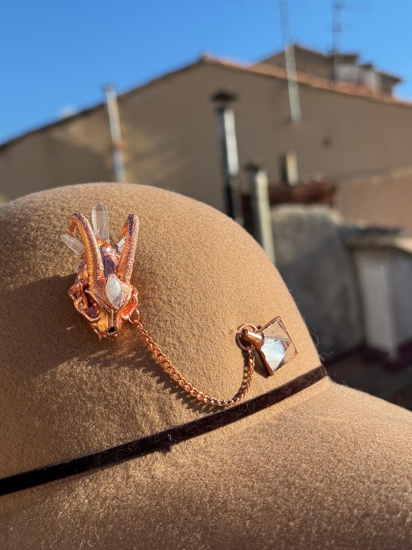 Broche élégante et décalée, pour manteaux et chapeaux, petit crâne de chat démoniaque avec des quartz et moonstones, détail chic d’une tenu