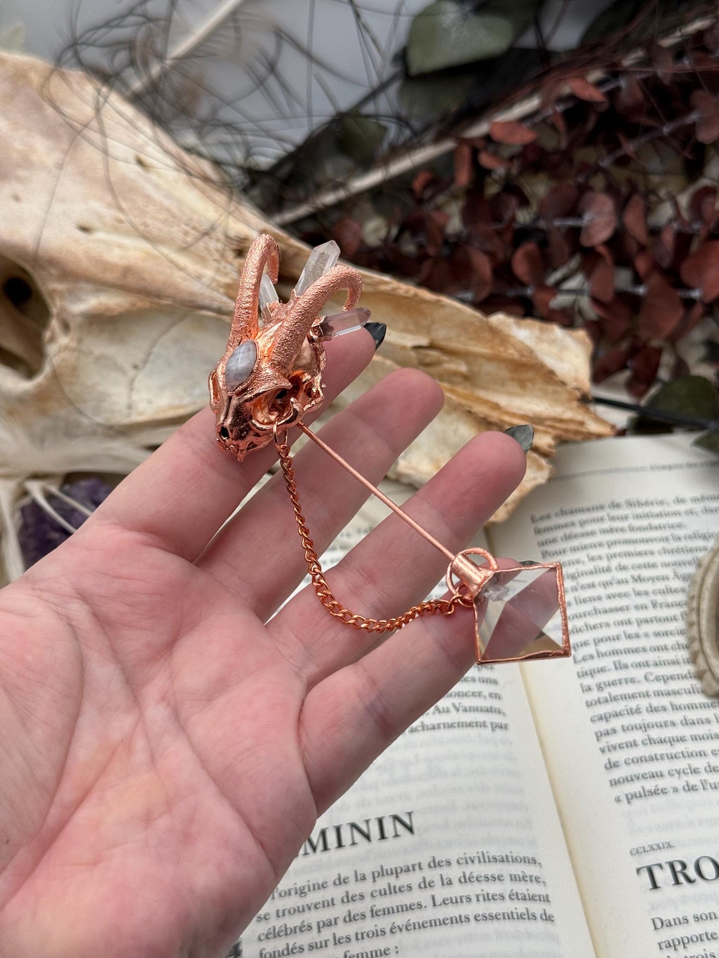 Broche élégante et décalée, pour manteaux et chapeaux, petit crâne de chat démoniaque avec des quartz et moonstones, détail chic d’une tenu