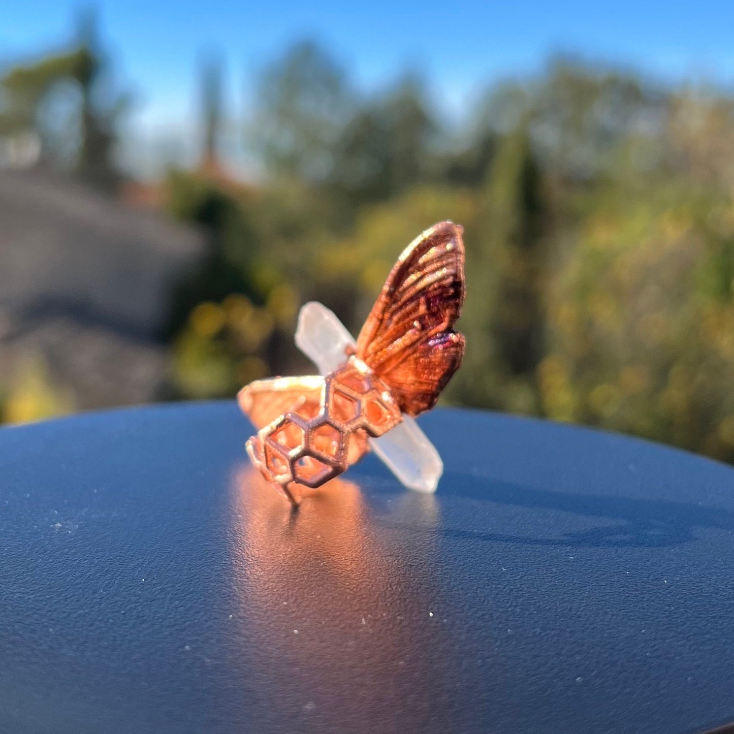 Butterfly ring with a quartz point size 5.25 US/uk K, copper eformed with colorful patina