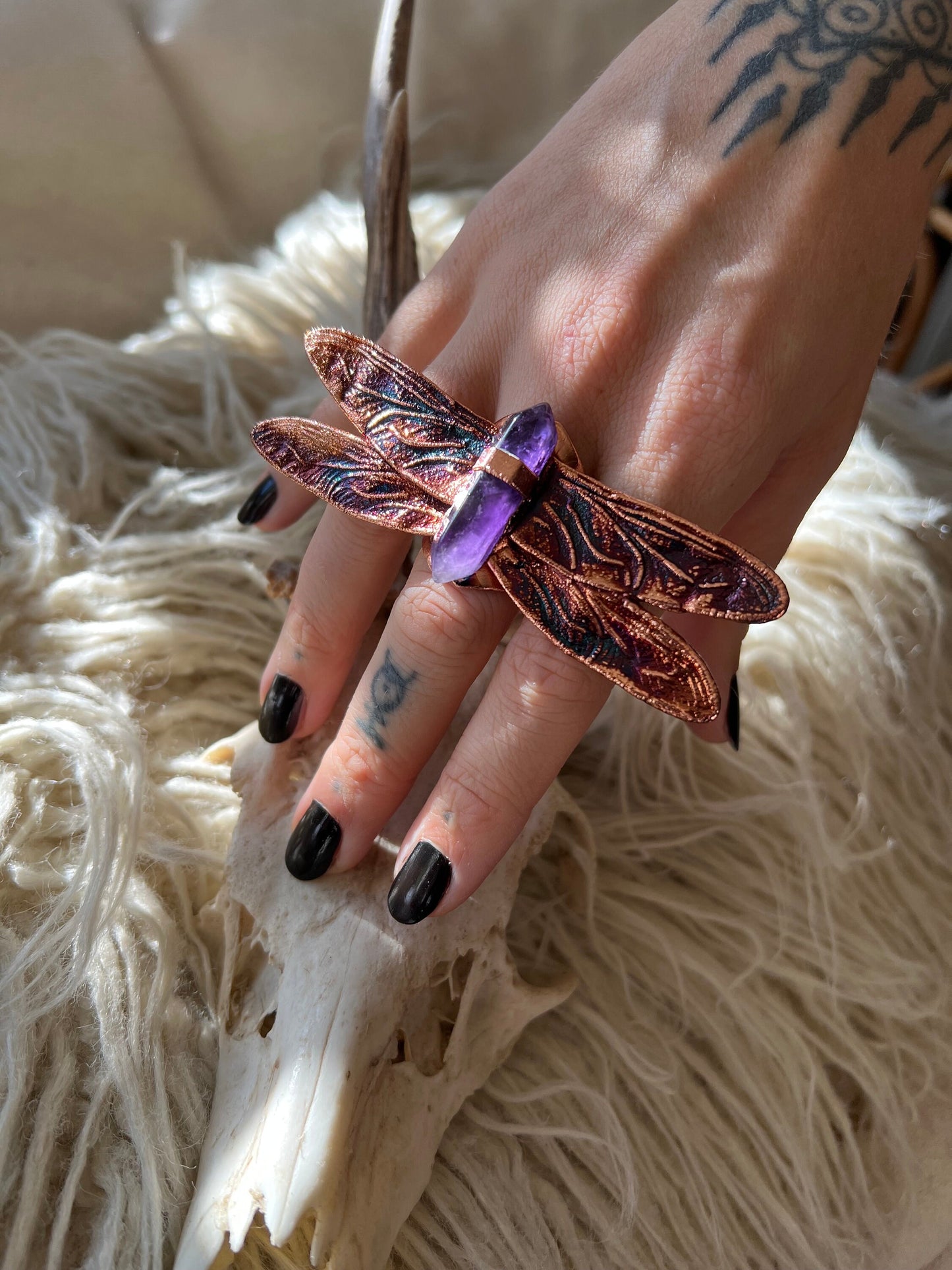 Dragonfly oversized ring with an amethyst point size 6.75 US/uk N, copper eformed with colorful patina