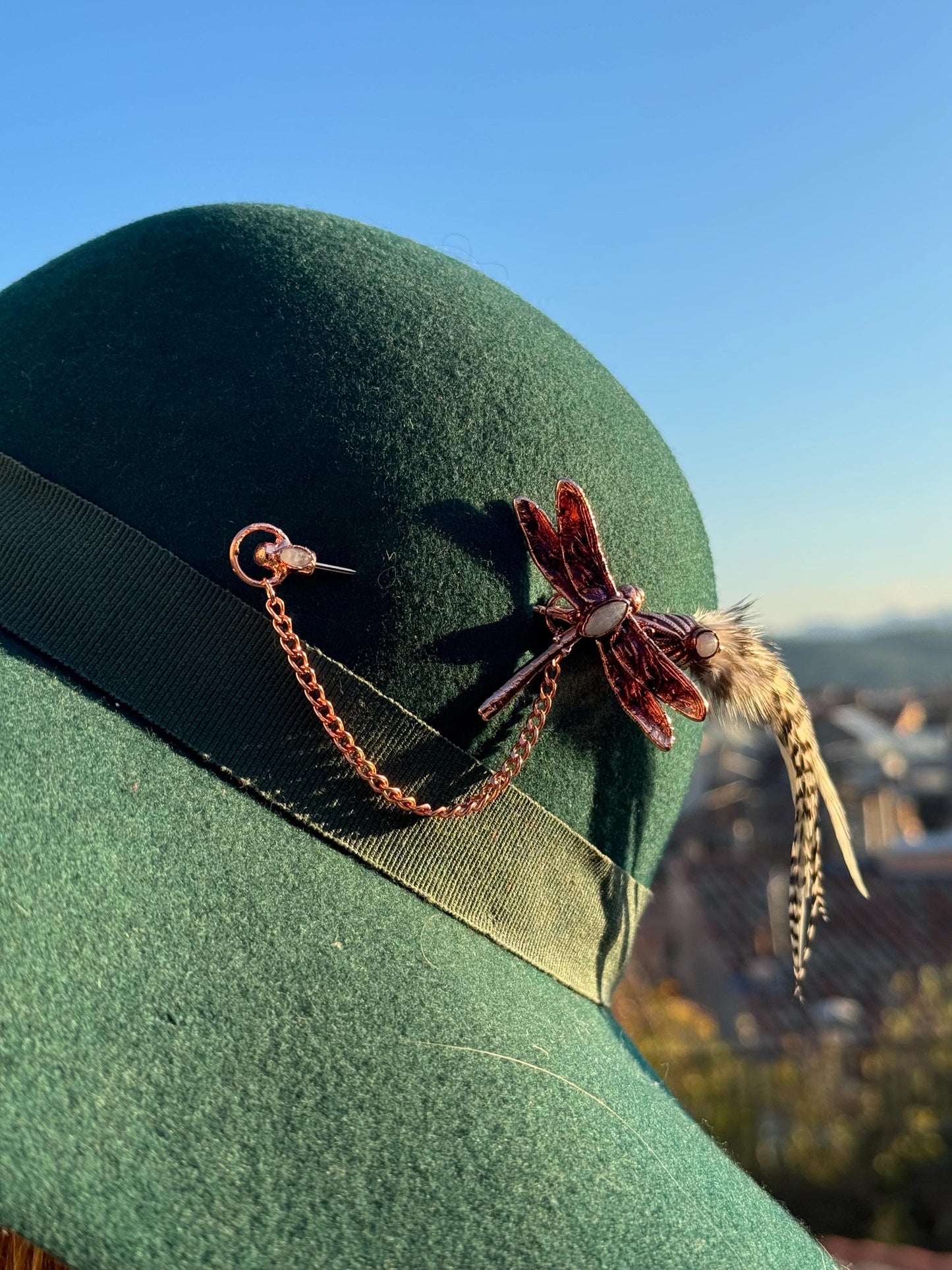Broche élégante et décalée, pour manteaux et chapeaux, délicate libellule sur sa volée de plumes