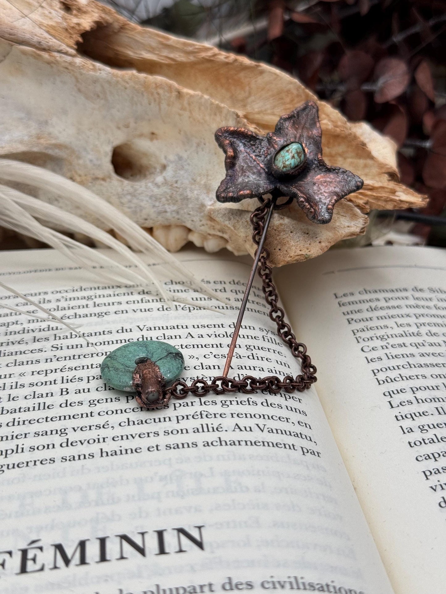 Broche dark et décalée, pour manteaux et chapeaux, petit crâne de loup avec des labradorites, détail chic d’une tenue