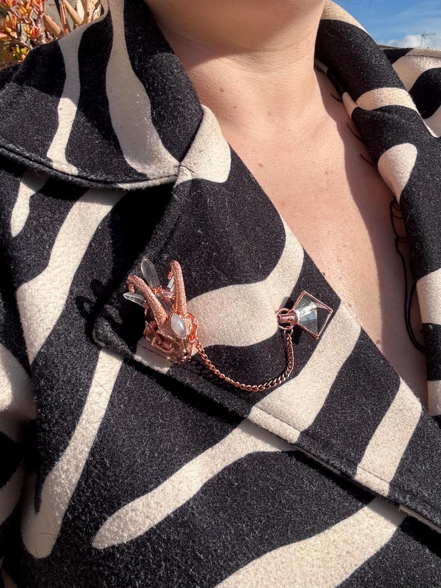 Broche élégante et décalée, pour manteaux et chapeaux, petit crâne de chat démoniaque avec des quartz et moonstones, détail chic d’une tenu