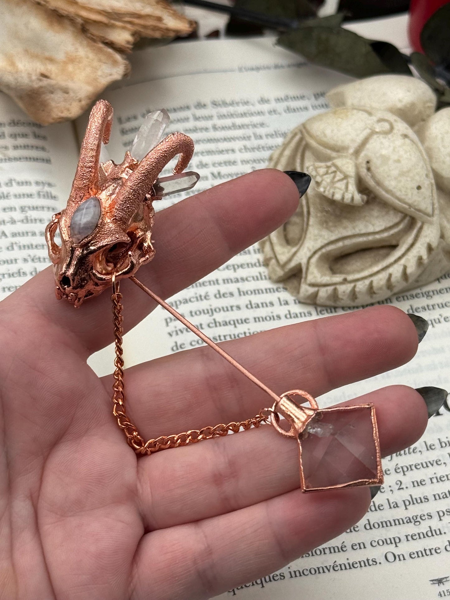 Broche élégante et décalée, pour manteaux et chapeaux, petit crâne de chat démoniaque avec des quartz et moonstones, détail chic d’une tenu
