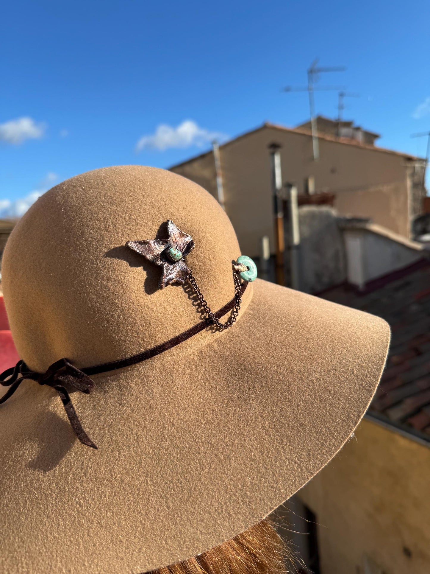 Broche dark et décalée, pour manteaux et chapeaux, petit crâne de loup avec des labradorites, détail chic d’une tenue