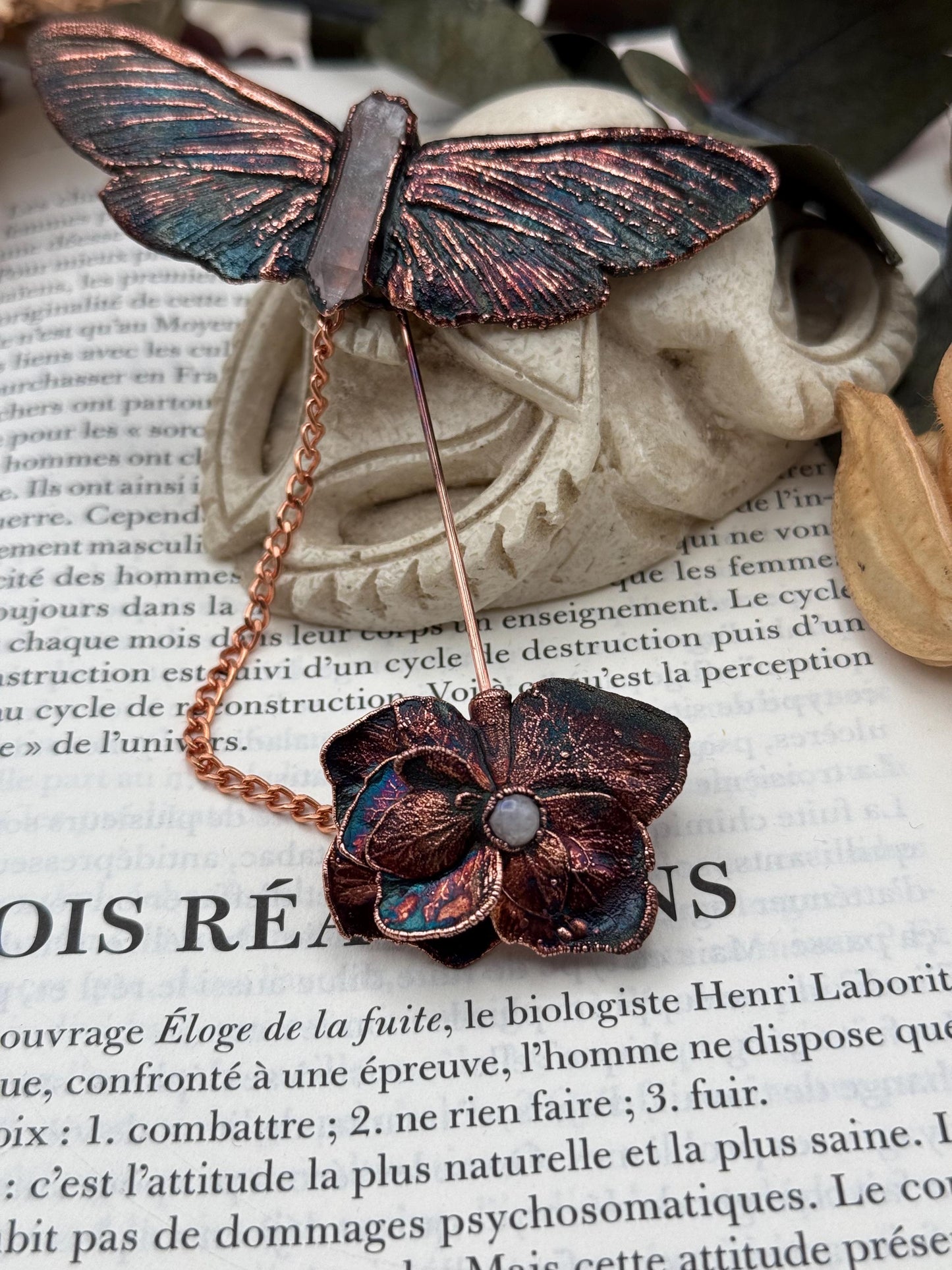 Broche élégante et décalée, pour manteaux et chapeaux, petit crâne de chat démoniaque avec des quartz et moonstones, détail chic d’une tenu