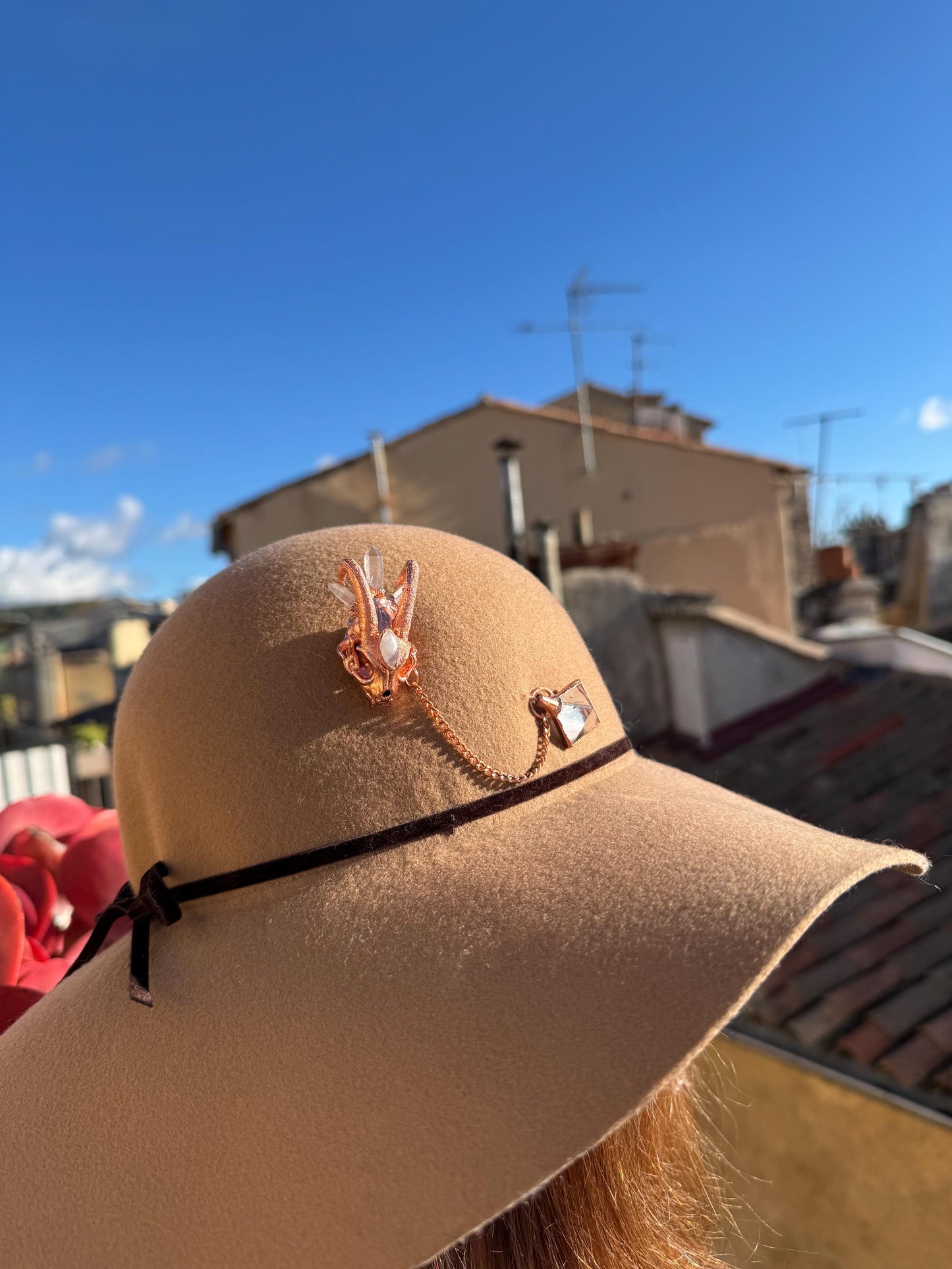 Broche élégante et décalée, pour manteaux et chapeaux, petit crâne de chat démoniaque avec des quartz et moonstones, détail chic d’une tenu