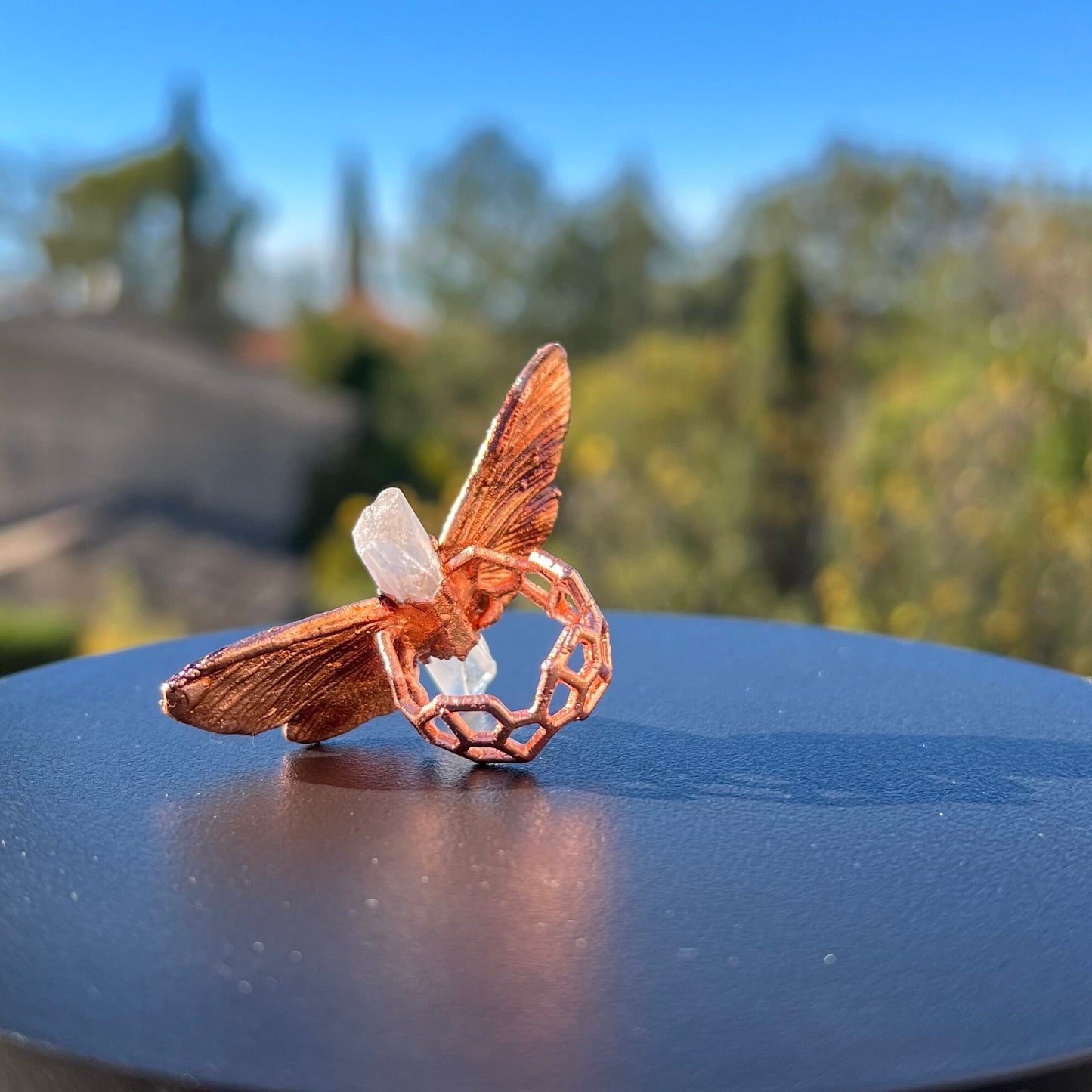 Butterfly ring with a quartz point size 5.25 US/uk K, copper eformed with colorful patina