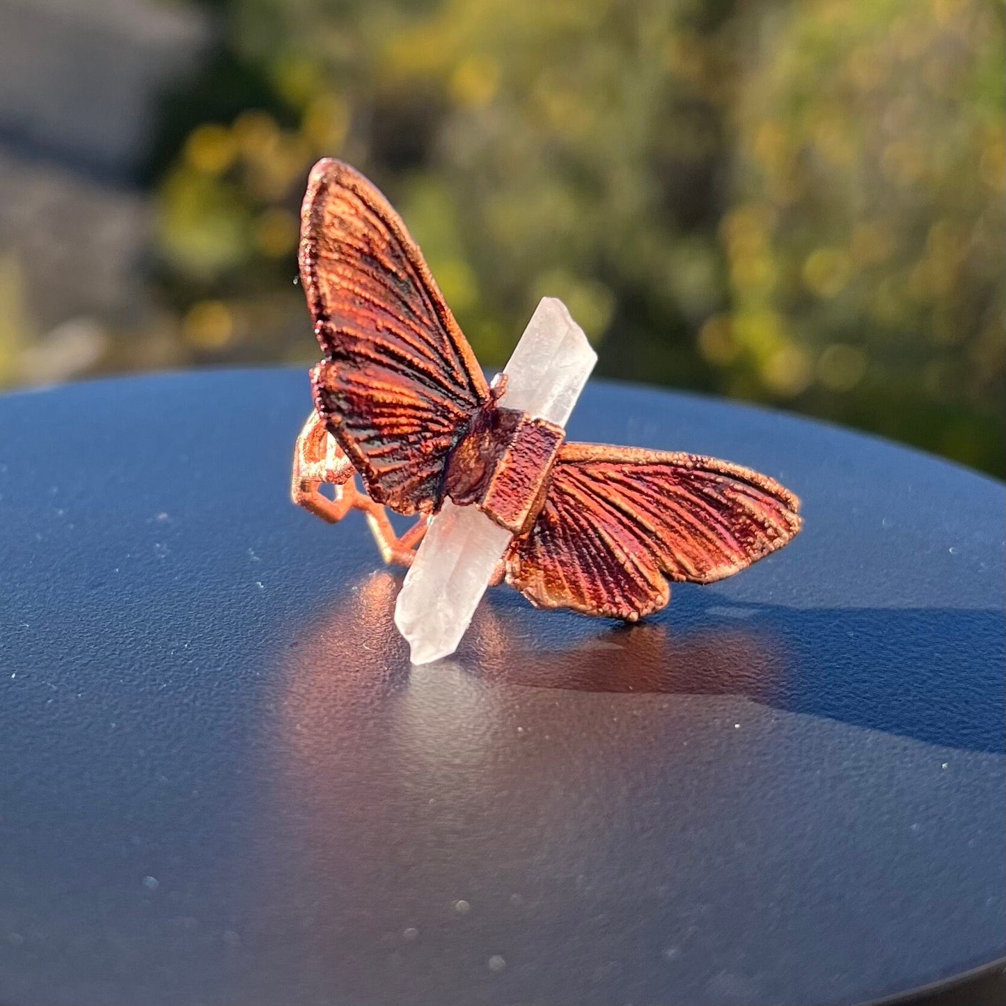Butterfly ring with a quartz point size 5.25 US/uk K, copper eformed with colorful patina