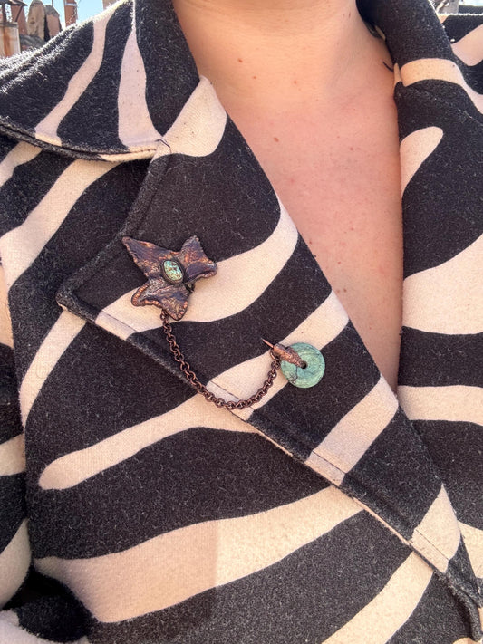 Broche dark et décalée, pour manteaux et chapeaux, petit crâne de loup avec des labradorites, détail chic d’une tenue
