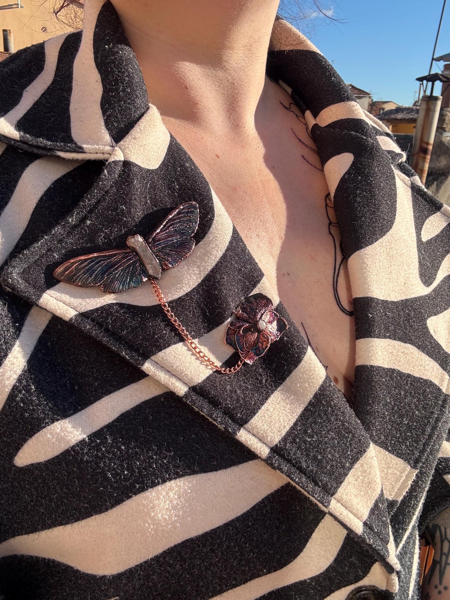 Broche élégante et décalée, pour manteaux et chapeaux, petit crâne de chat démoniaque avec des quartz et moonstones, détail chic d’une tenu