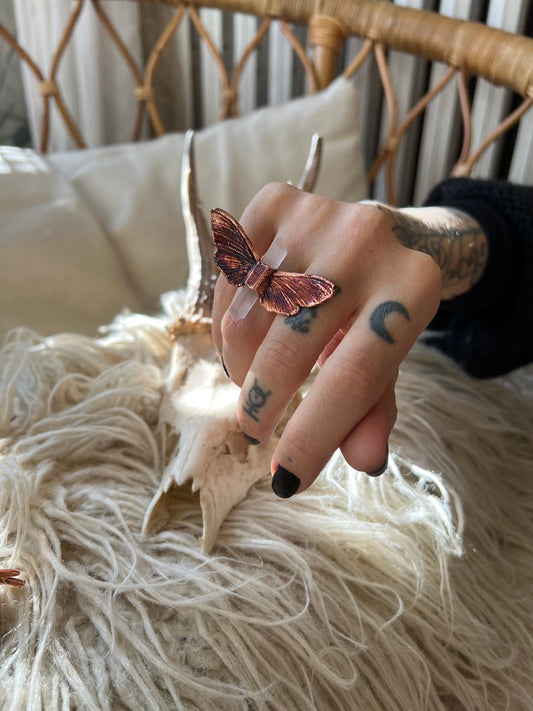 Butterfly ring with a quartz point size 5.25 US/uk K, copper eformed with colorful patina