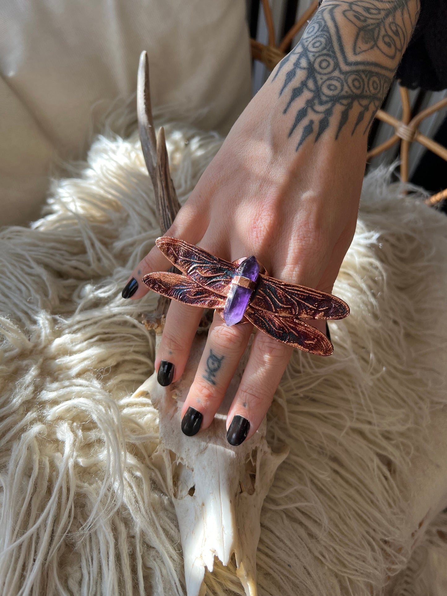 Dragonfly oversized ring with an amethyst point size 6.75 US/uk N, copper eformed with colorful patina