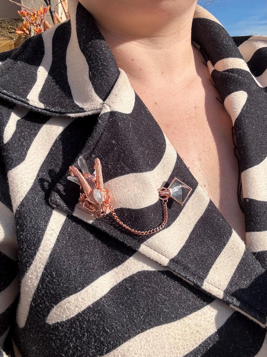 Broche élégante et décalée, pour manteaux et chapeaux, petit crâne de chat démoniaque avec des quartz et moonstones, détail chic d’une tenu