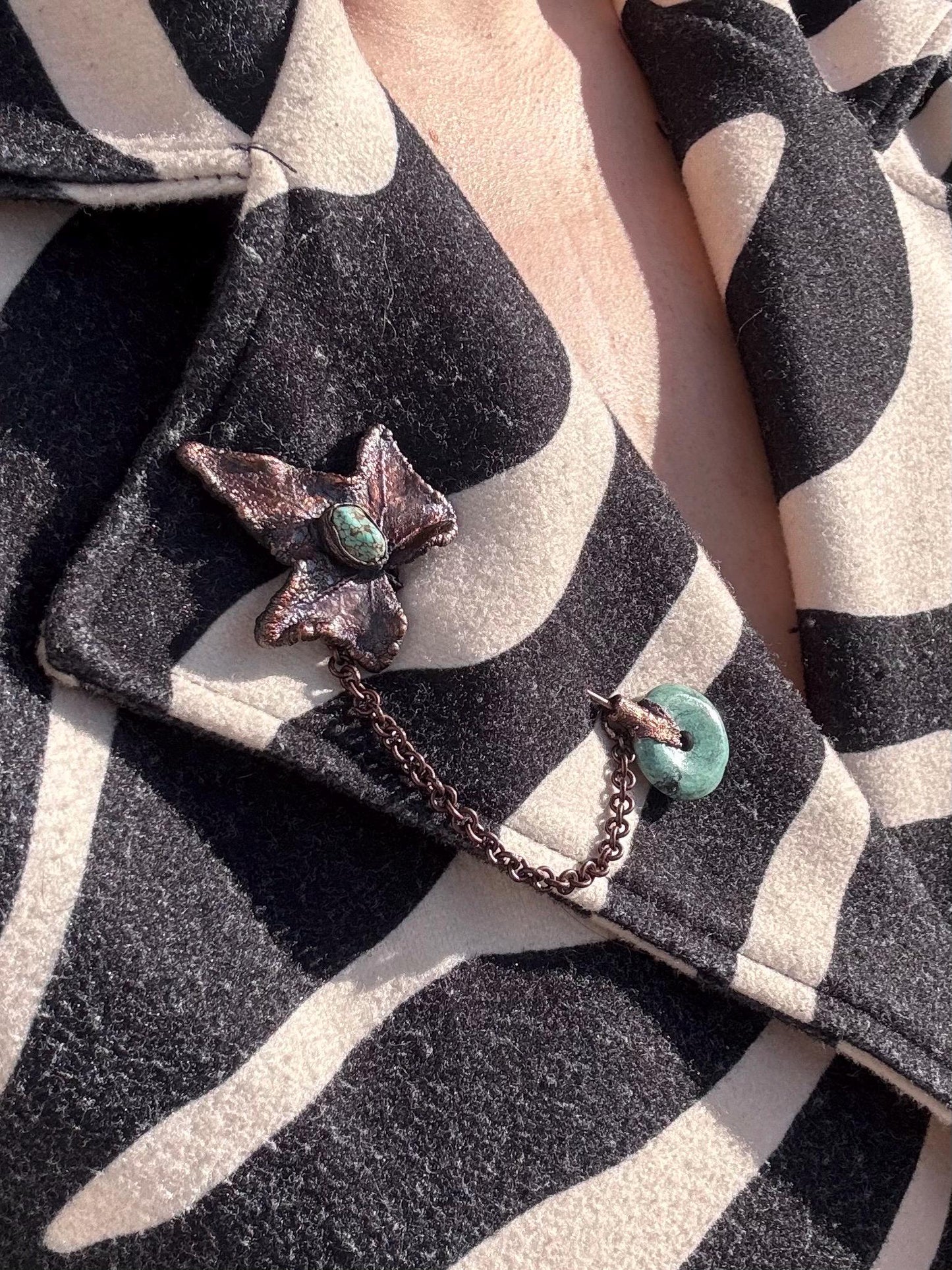 Broche dark et décalée, pour manteaux et chapeaux, petit crâne de loup avec des labradorites, détail chic d’une tenue