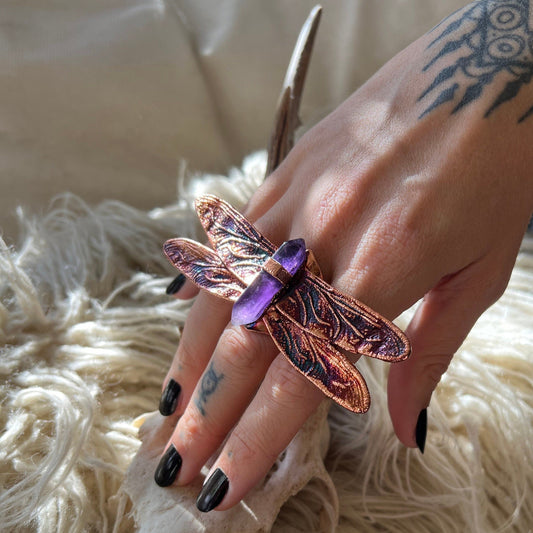 Dragonfly oversized ring with an amethyst point size 6.75 US/uk N, copper eformed with colorful patina