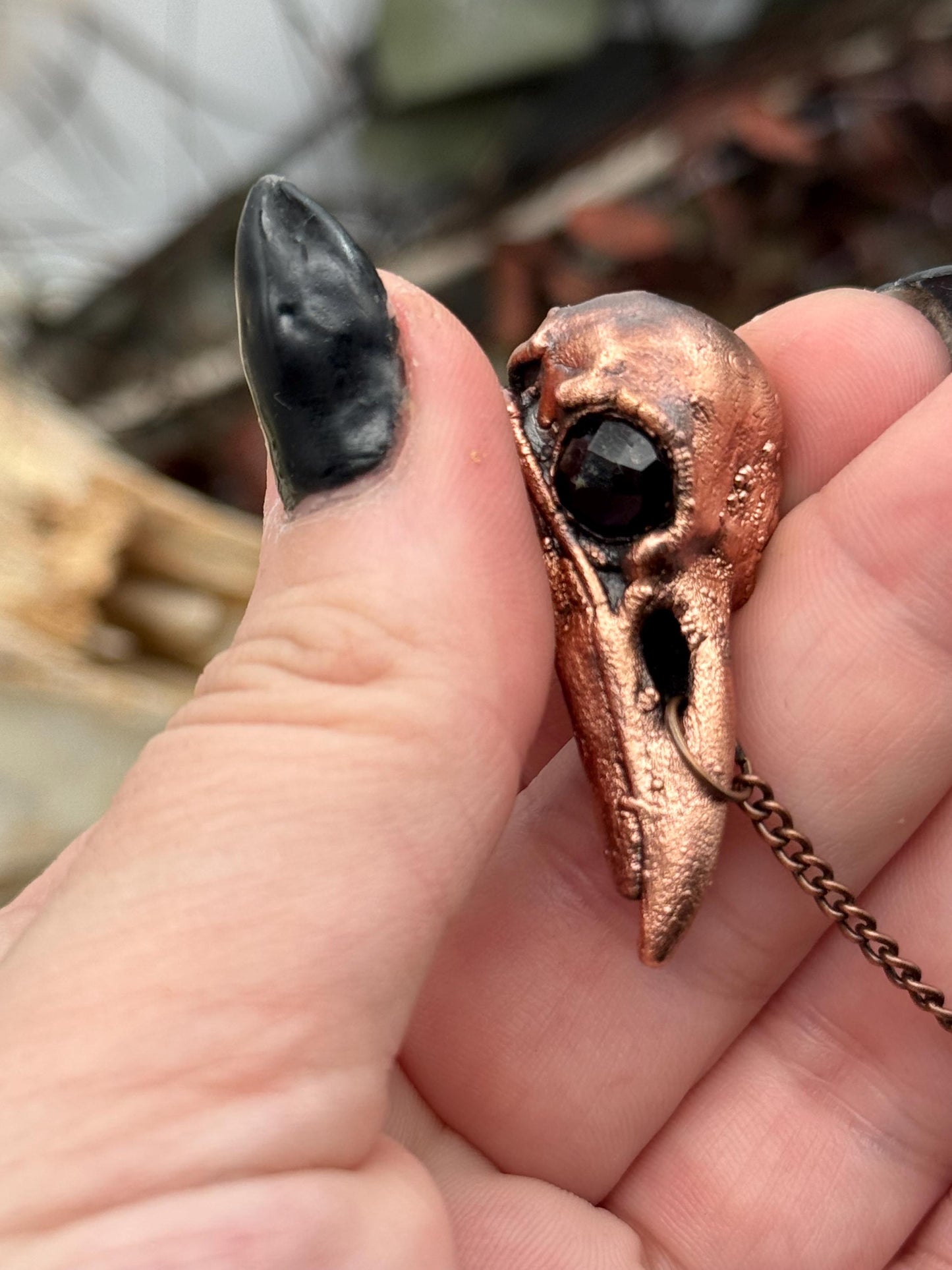 Broche dark et décalée, pour manteaux et chapeaux, petit crâne de loup avec des labradorites, détail chic d’une tenue