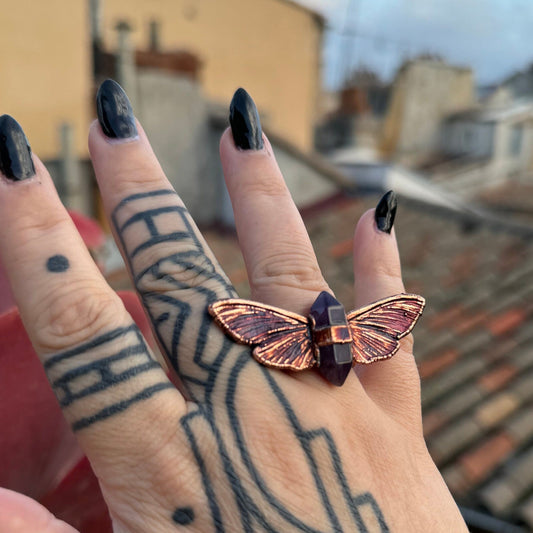 Butterfly ring with an amethyst point size 8.5 US/uk R, copper eformed with colorful patina