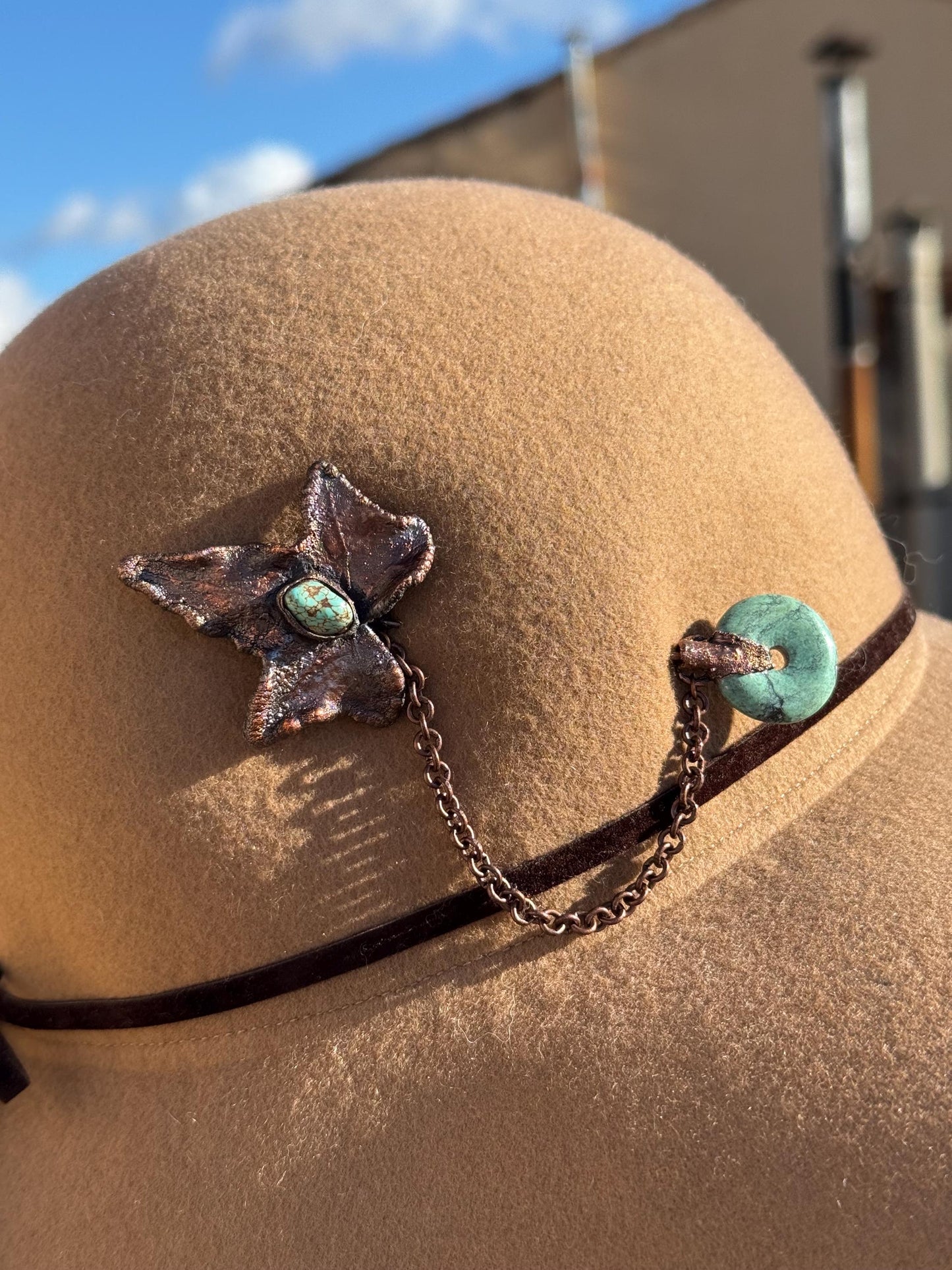 Broche dark et décalée, pour manteaux et chapeaux, petit crâne de loup avec des labradorites, détail chic d’une tenue