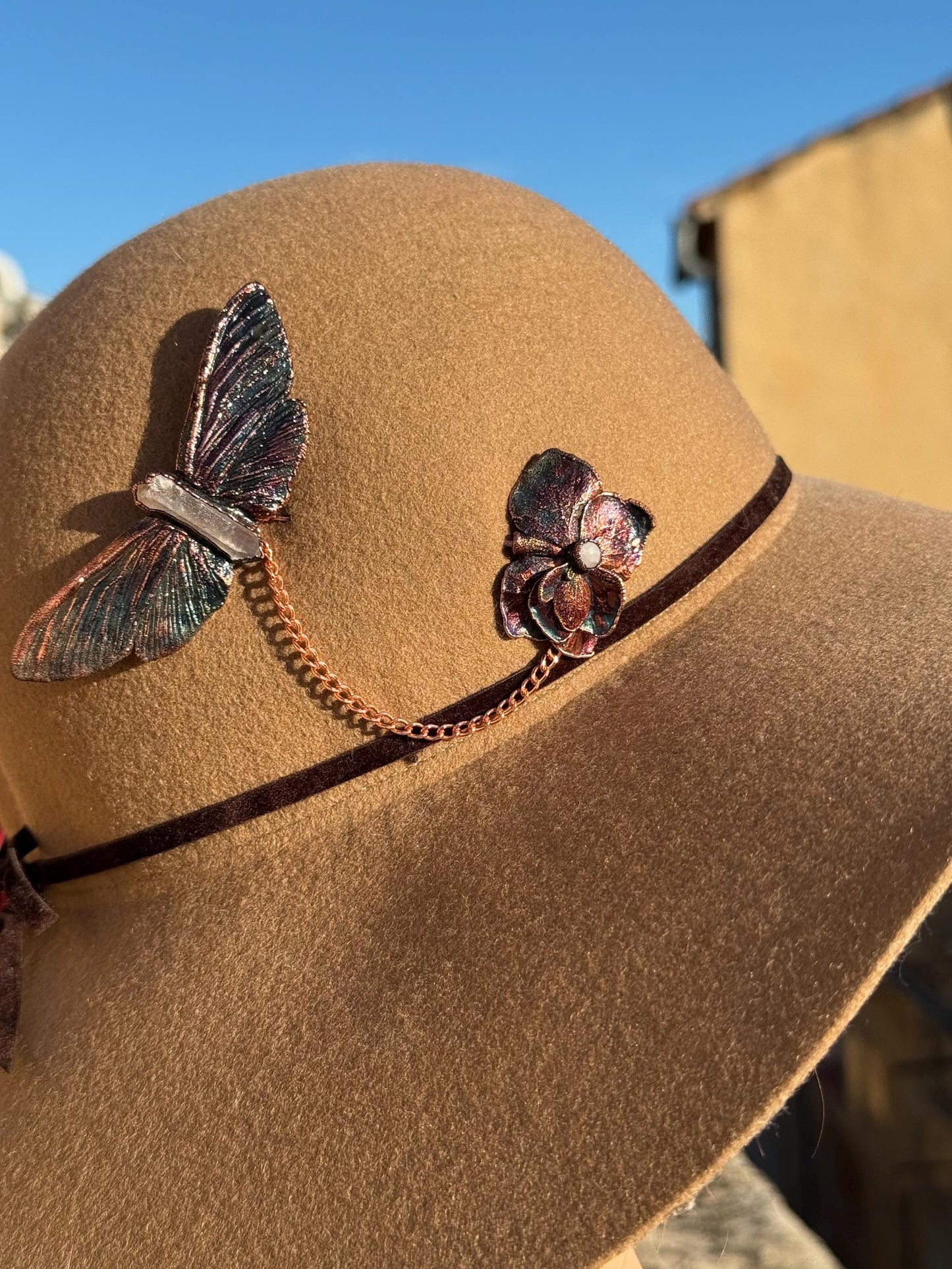Broche élégante et décalée, pour manteaux et chapeaux, petit crâne de chat démoniaque avec des quartz et moonstones, détail chic d’une tenu