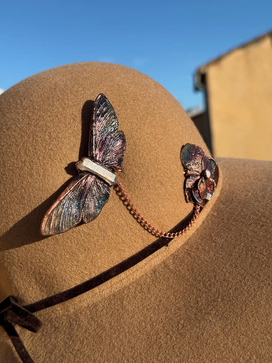Broche élégante et décalée, pour manteaux et chapeaux, petit crâne de chat démoniaque avec des quartz et moonstones, détail chic d’une tenu