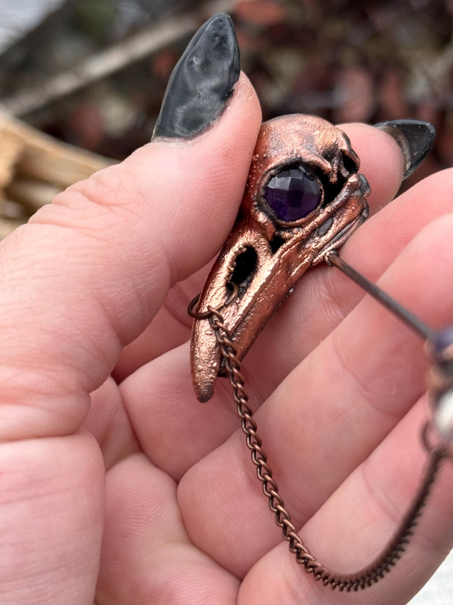 Broche dark et décalée, pour manteaux et chapeaux, petit crâne de loup avec des labradorites, détail chic d’une tenue