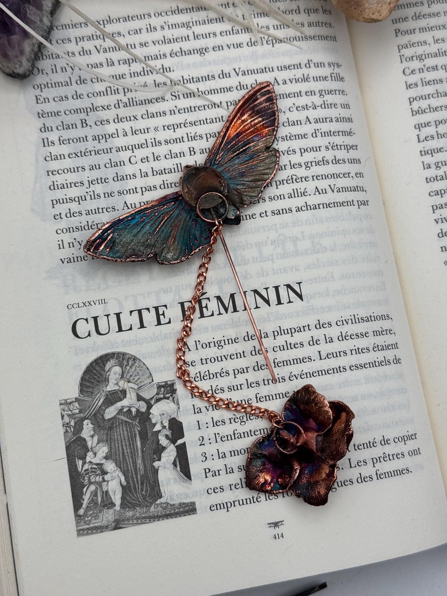 Broche élégante et décalée, pour manteaux et chapeaux, petit crâne de chat démoniaque avec des quartz et moonstones, détail chic d’une tenu