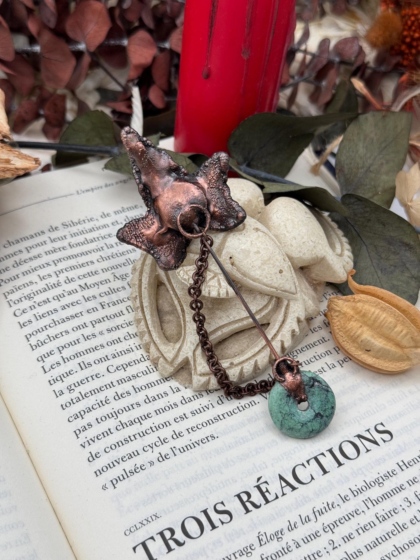 Broche dark et décalée, pour manteaux et chapeaux, petit crâne de loup avec des labradorites, détail chic d’une tenue