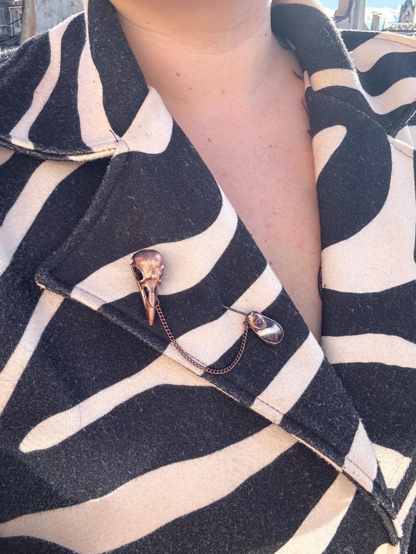 Broche dark et décalée, pour manteaux et chapeaux, petit crâne de loup avec des labradorites, détail chic d’une tenue