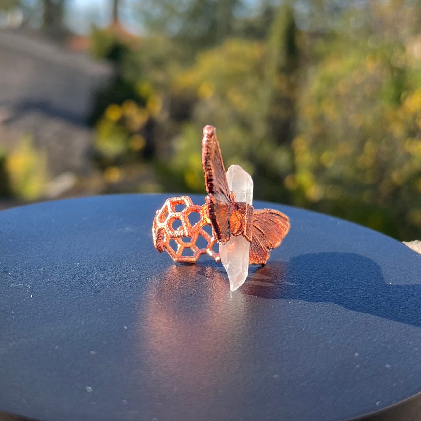 Butterfly ring with a quartz point size 5.25 US/uk K, copper eformed with colorful patina