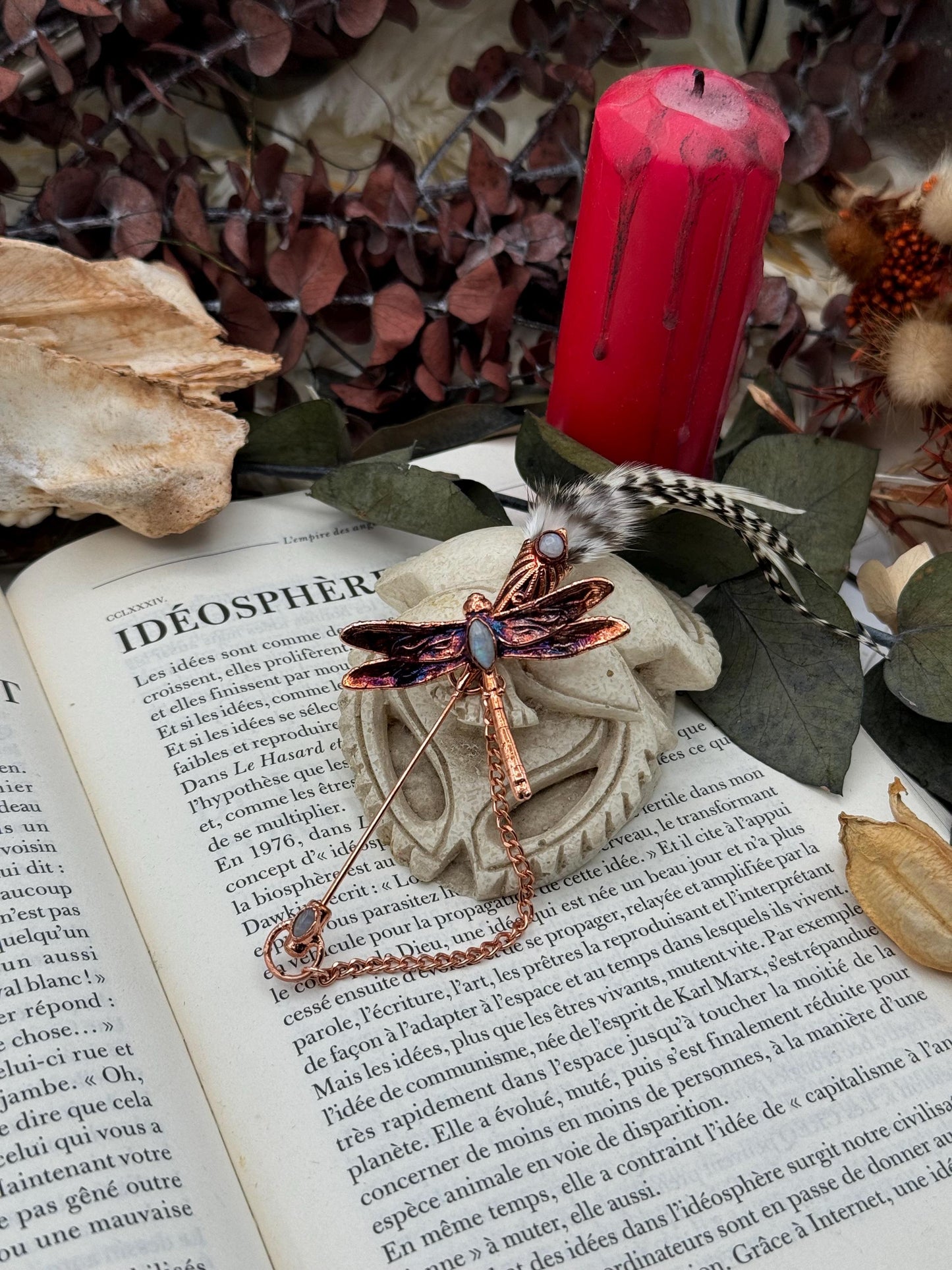 Broche élégante et décalée, pour manteaux et chapeaux, délicate libellule sur sa volée de plumes