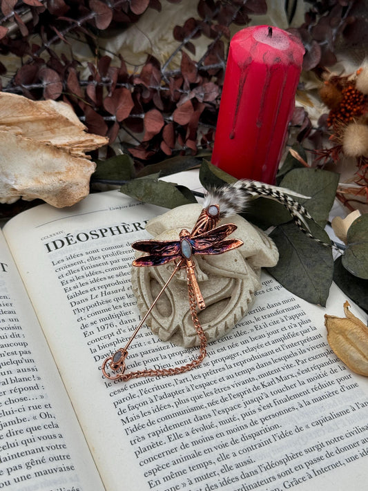 Broche élégante et décalée, pour manteaux et chapeaux, délicate libellule sur sa volée de plumes