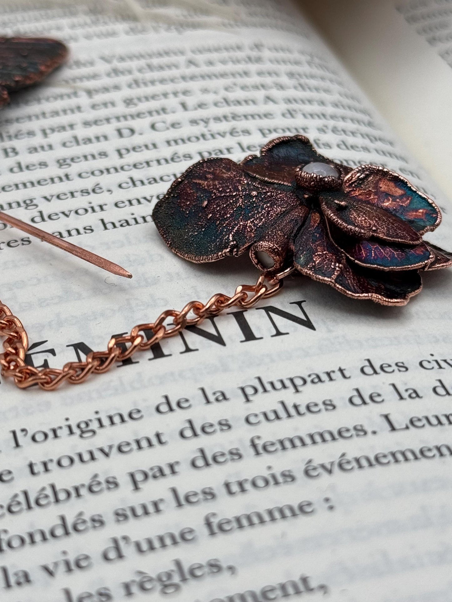 Broche élégante et décalée, pour manteaux et chapeaux, petit crâne de chat démoniaque avec des quartz et moonstones, détail chic d’une tenu