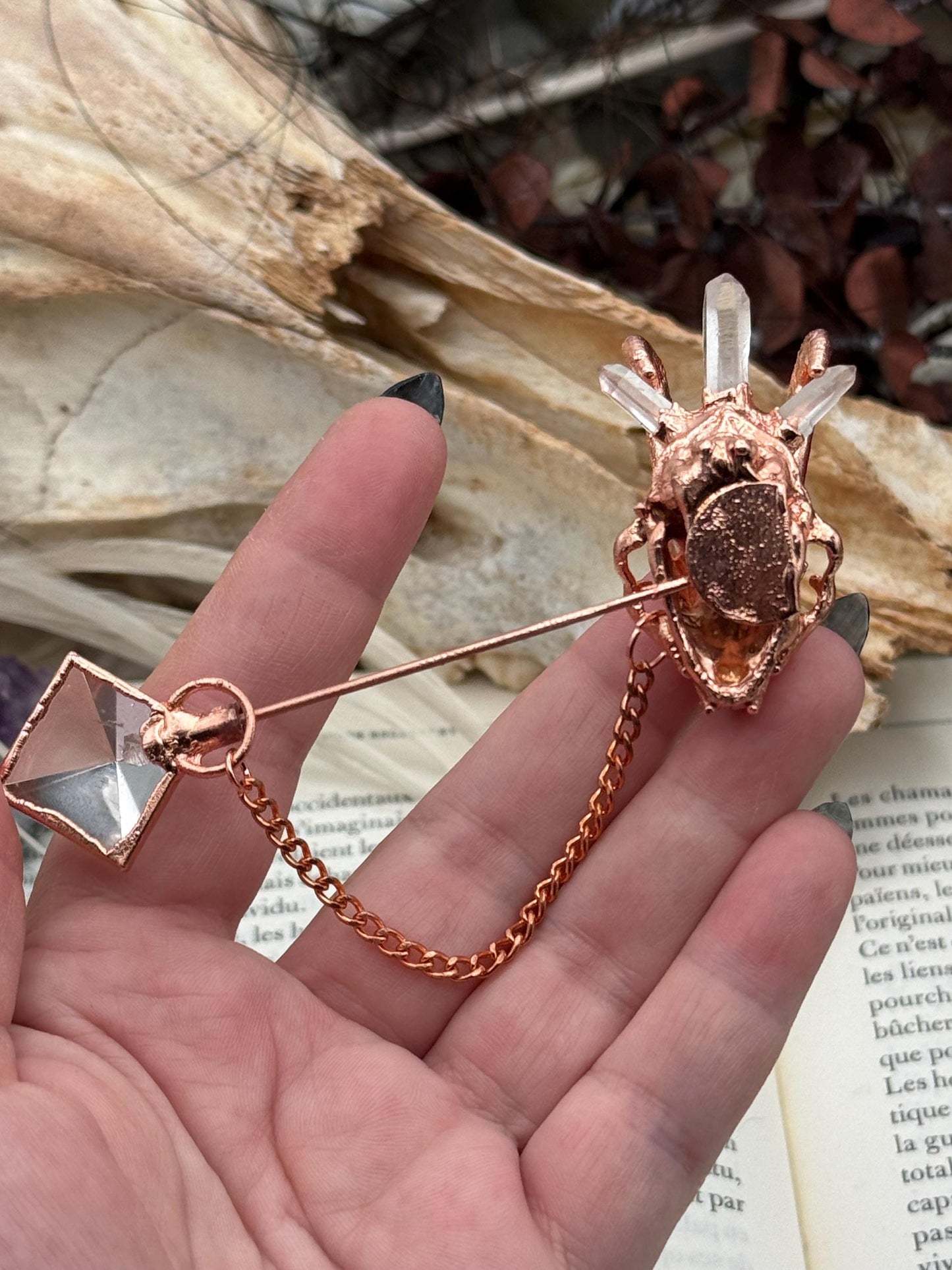 Broche élégante et décalée, pour manteaux et chapeaux, petit crâne de chat démoniaque avec des quartz et moonstones, détail chic d’une tenu