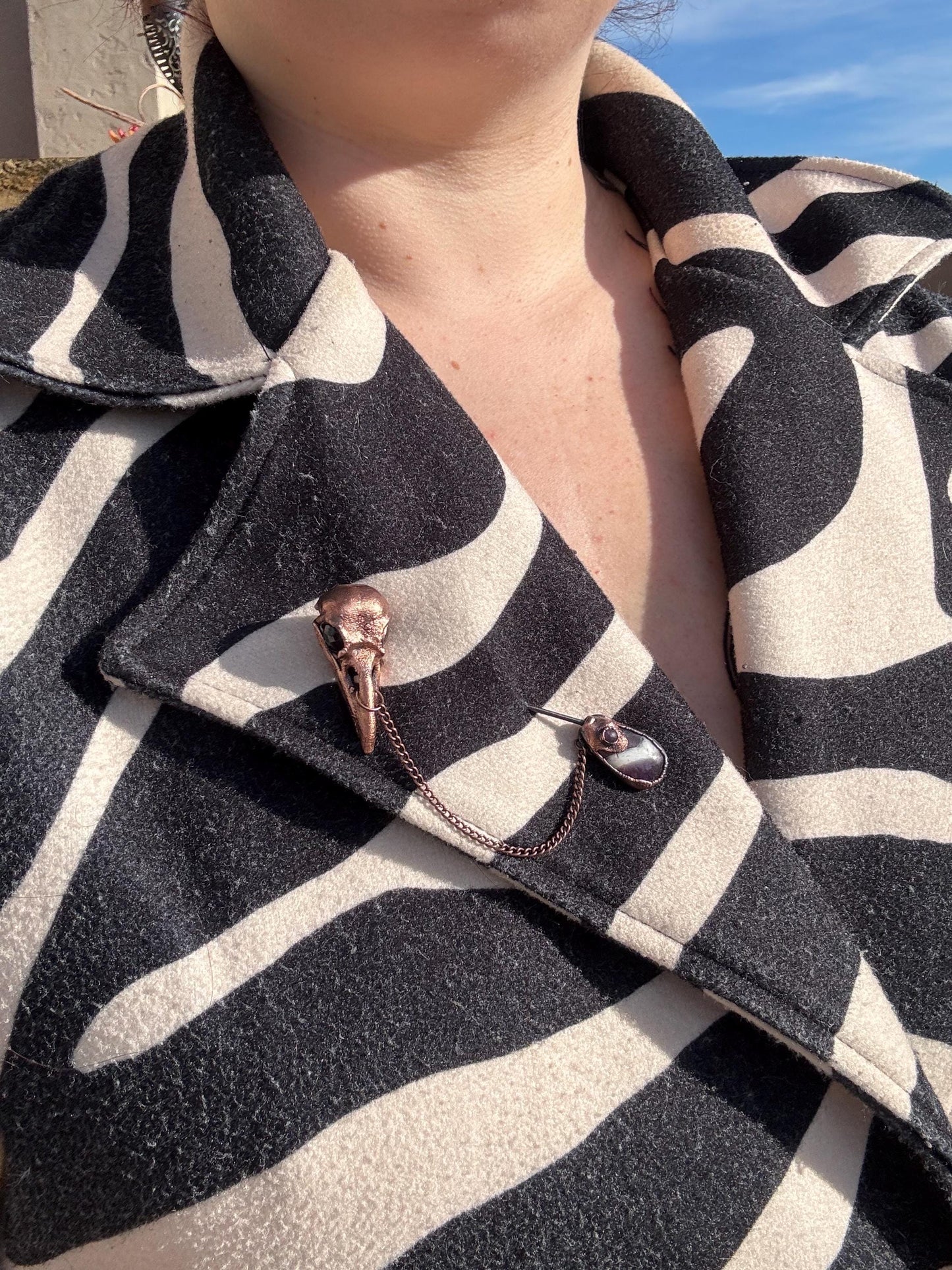 Broche dark et décalée, pour manteaux et chapeaux, petit crâne de loup avec des labradorites, détail chic d’une tenue