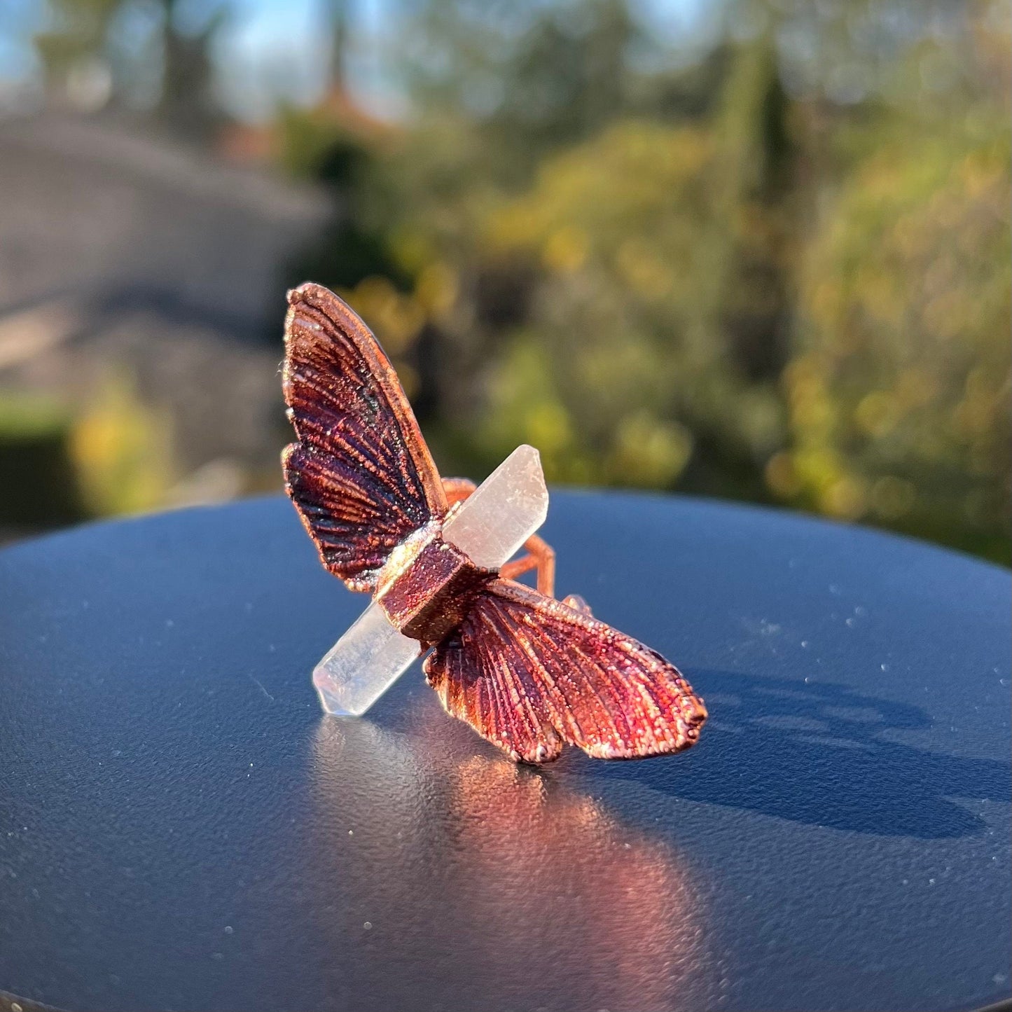 Butterfly ring with a quartz point size 5.25 US/uk K, copper eformed with colorful patina