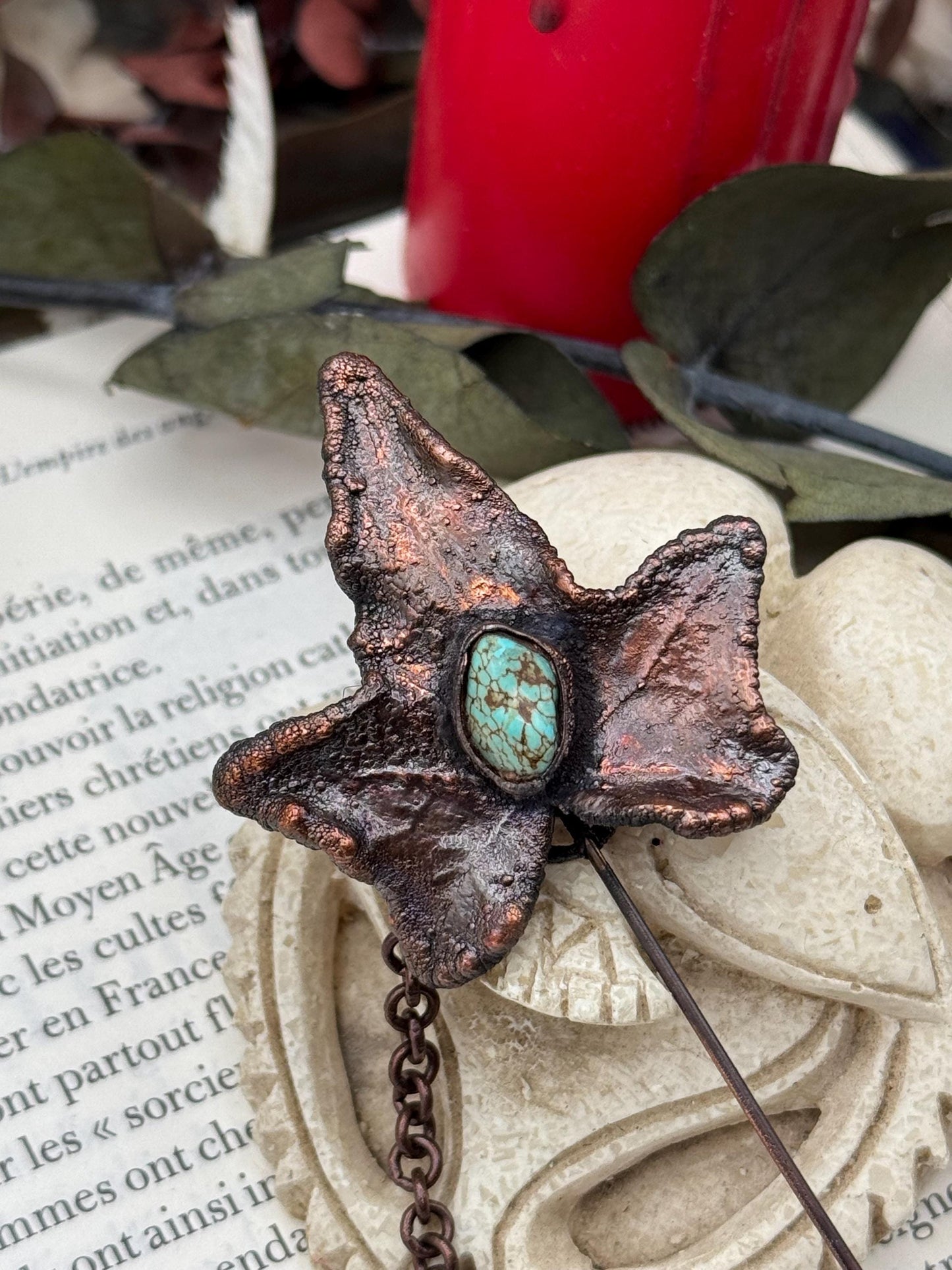 Broche dark et décalée, pour manteaux et chapeaux, petit crâne de loup avec des labradorites, détail chic d’une tenue
